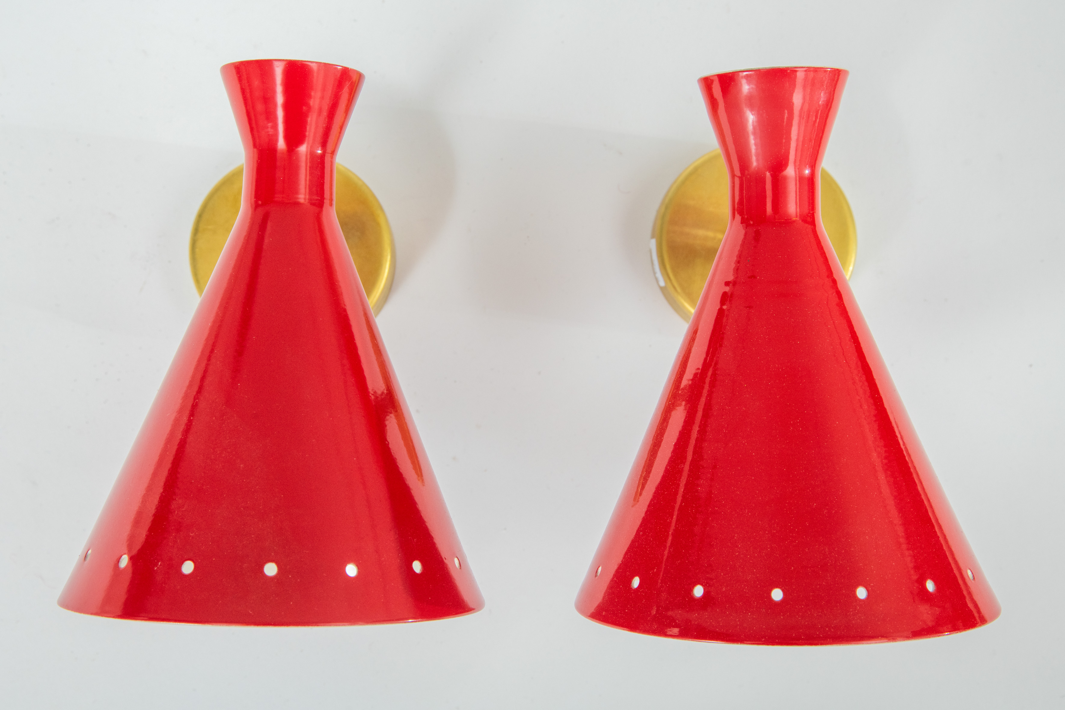 Pareja de apliques de pared modelo "Discovery" en latón dorado y lacado en rojo
Medidas: 20 x 18 x...