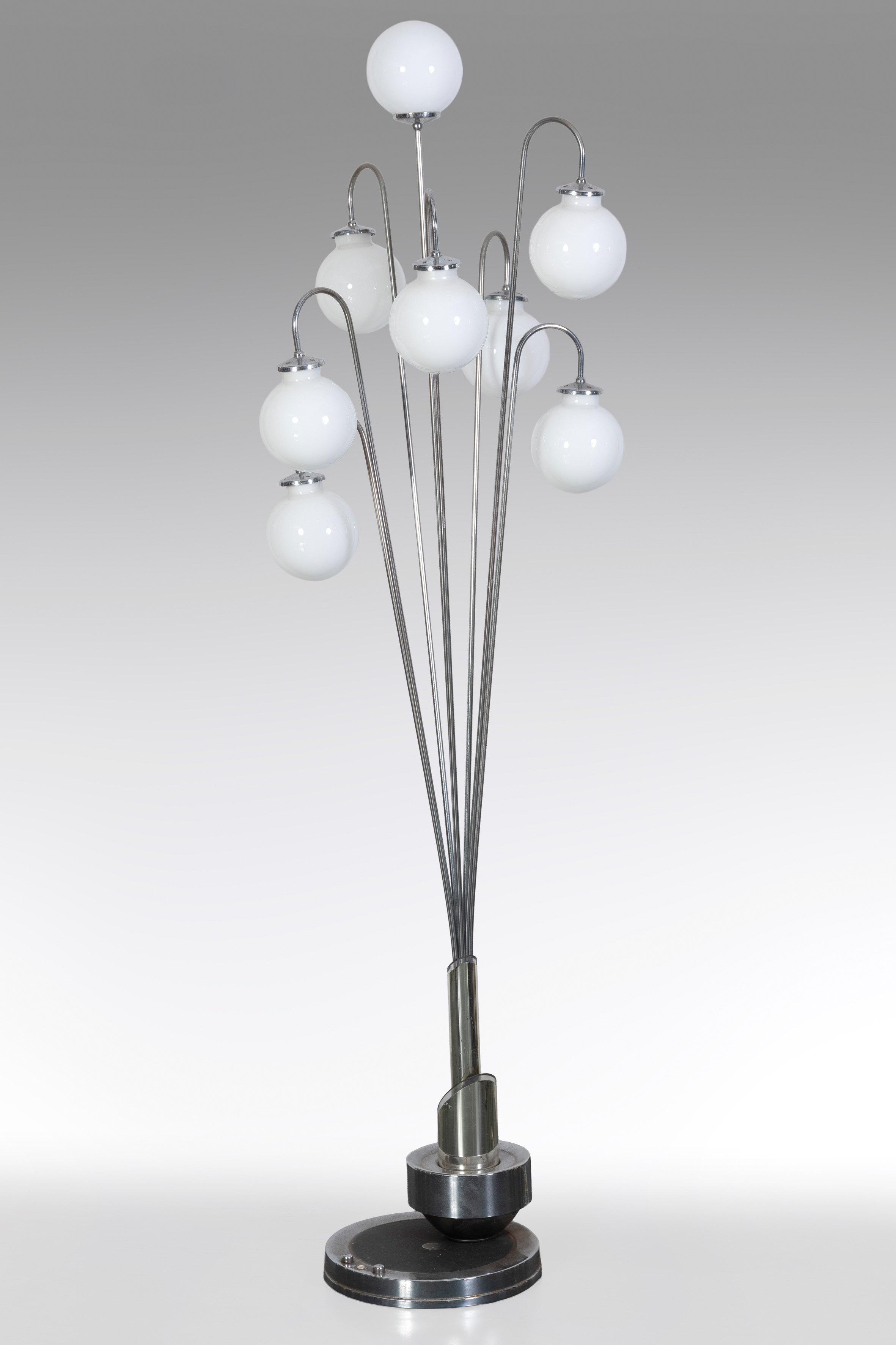 Lámpara de pie "Space Sage" en metal cromado con 8 puntos de luz con tulipas esféricas en...