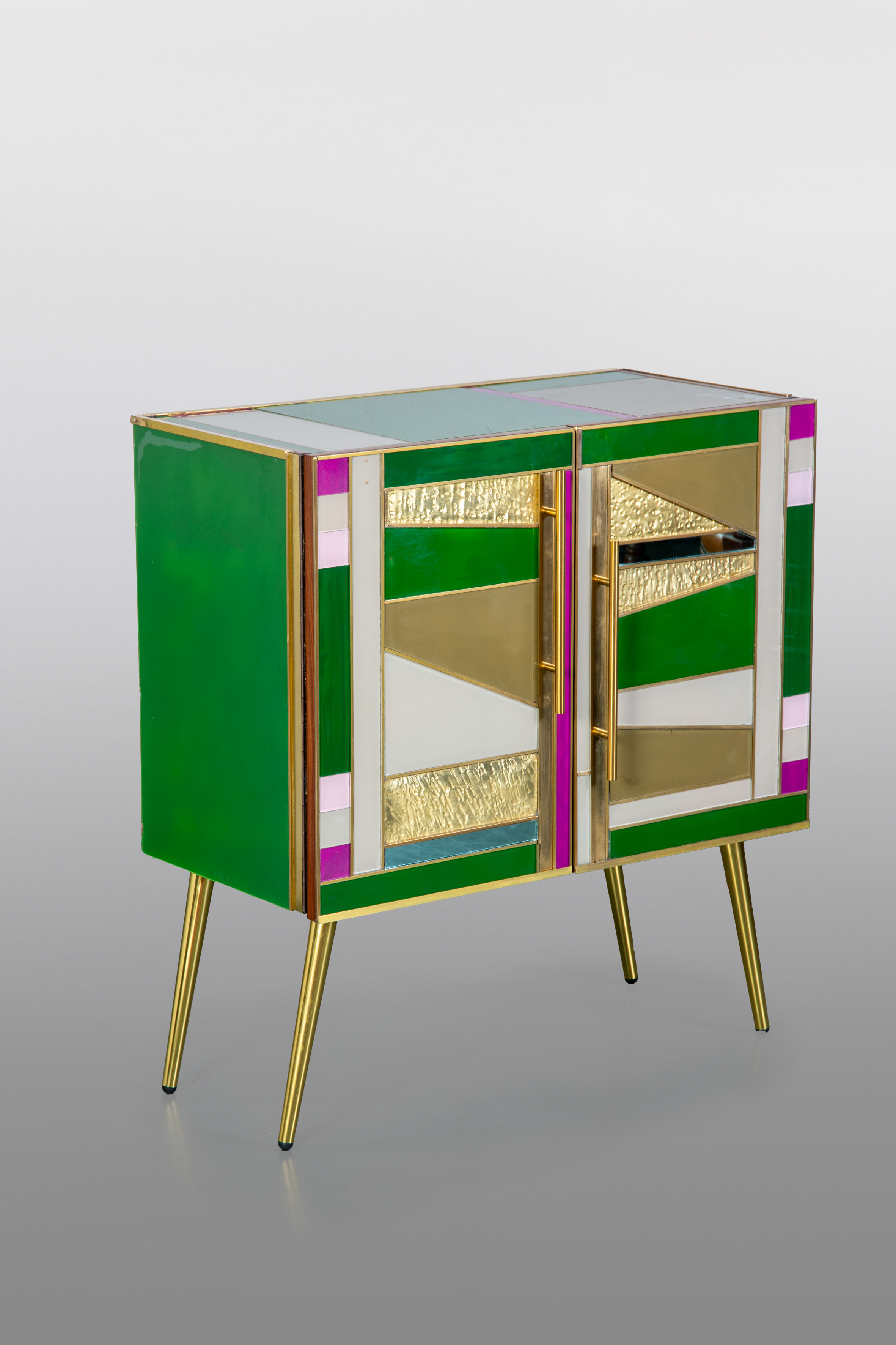 Cómoda italiana con estructura de madera maciza revestida con teselas de cristal de Murano y...