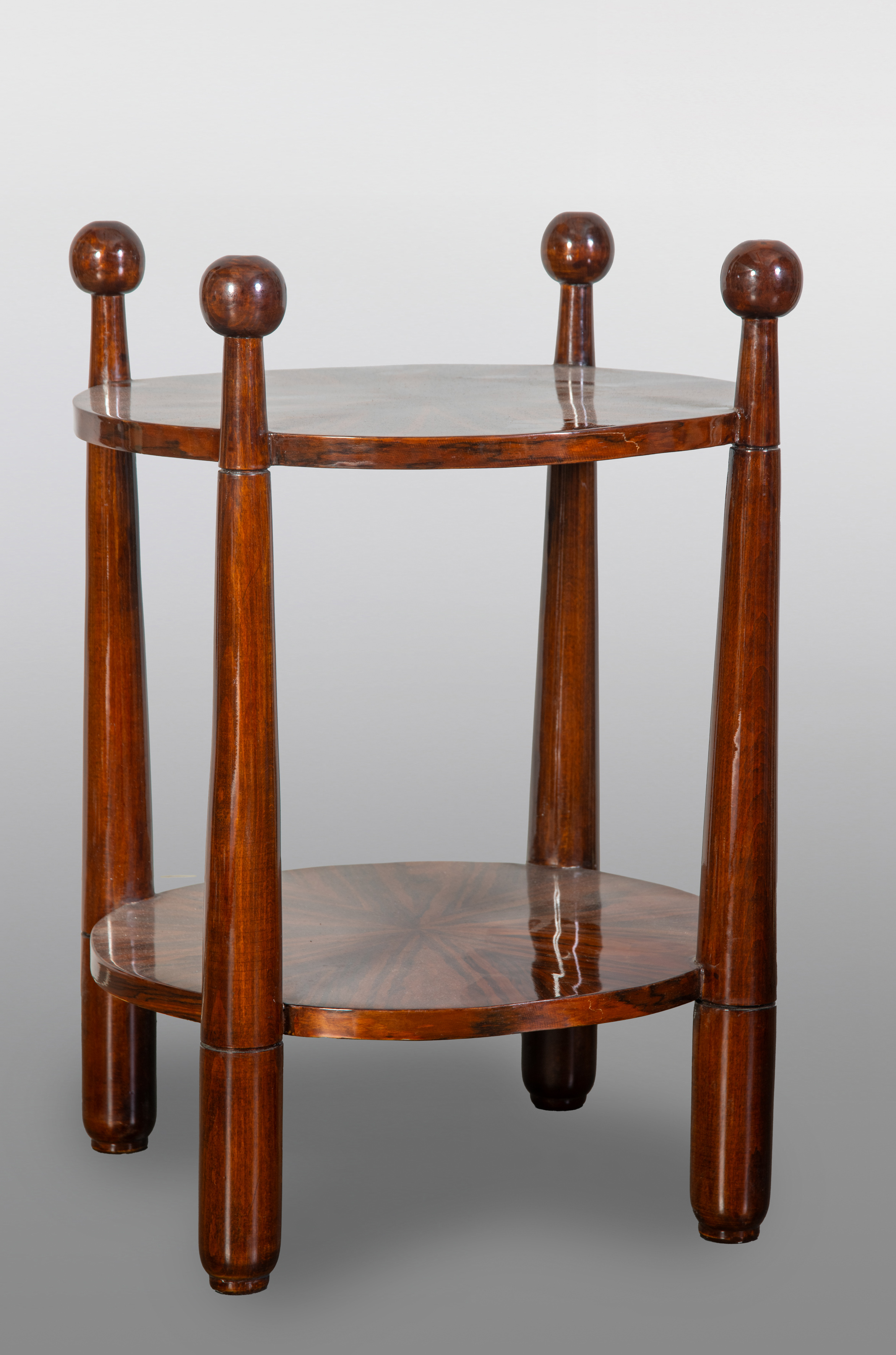 Mesa auxiliar en contrachapado con formas orgánicas
Medidas:70 x 52 cm.