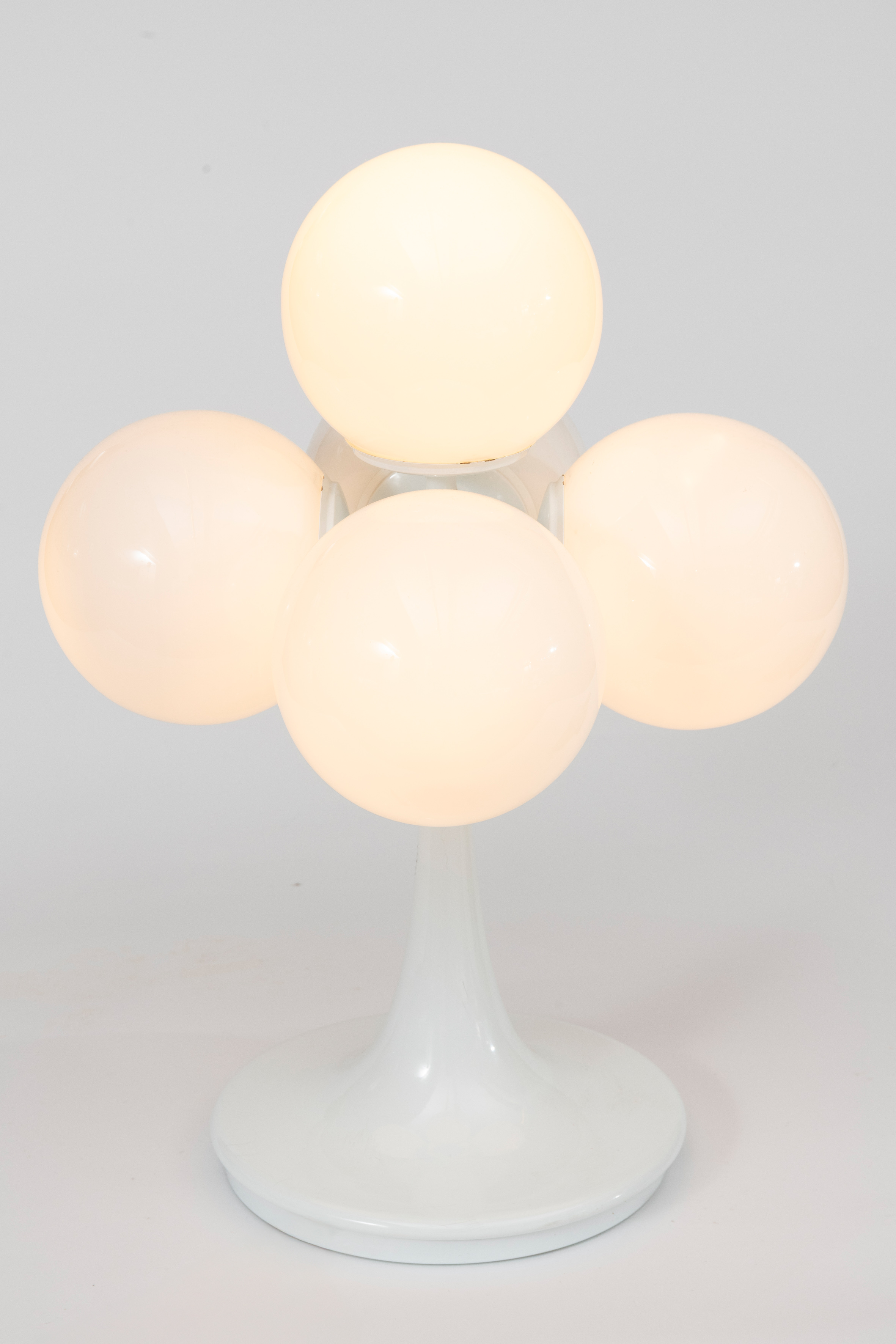 SIGUIENDO MODELOS MAX BILL (Winterthur, 1908 – Berlín, 1994)
Lámpara de mesa de cinco globos. Lyma,...