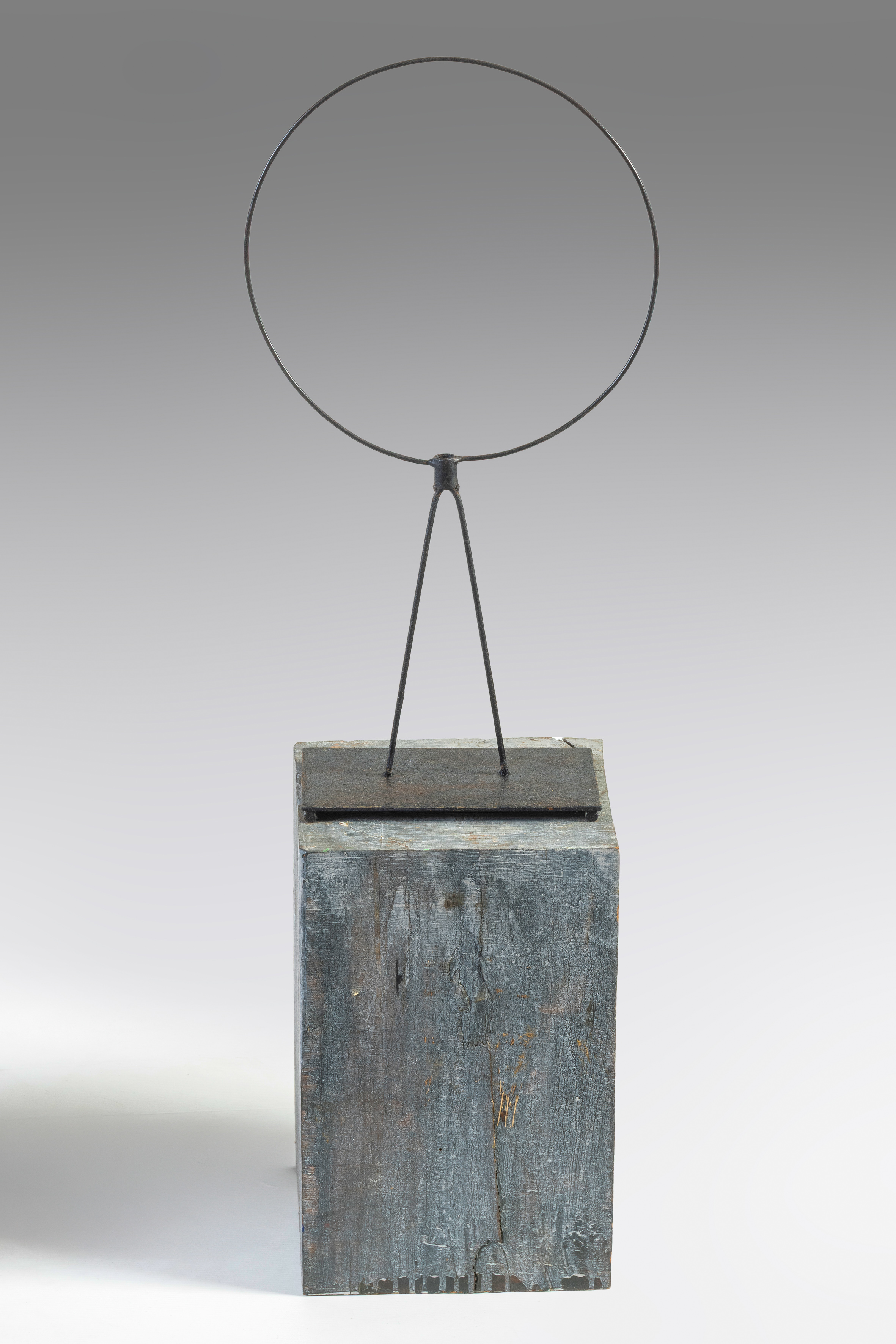 ENRICH R (Igualada, Barcelona 2001)
"Totem H con peana". 2021
Hierro y collage base de...