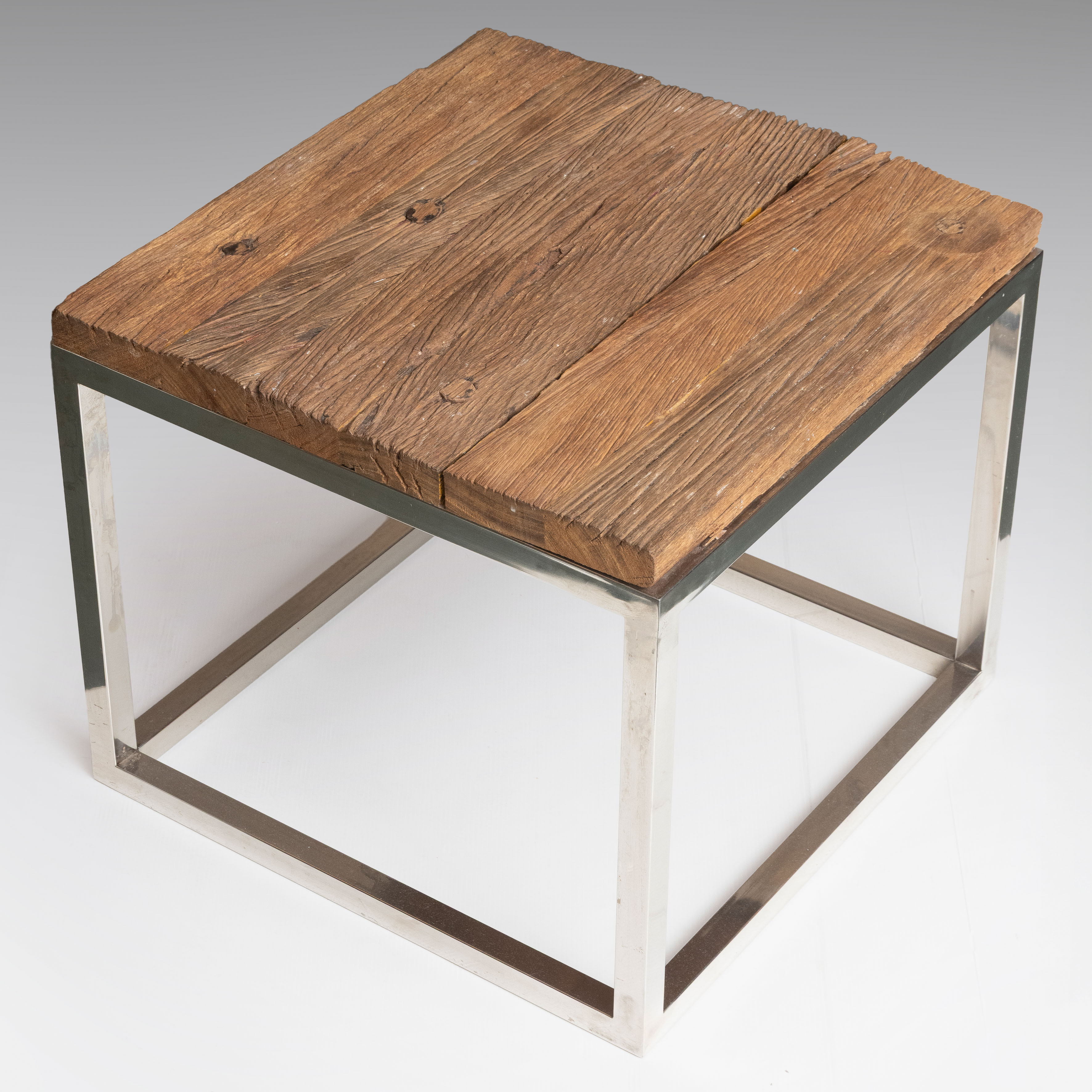 Mesa industrial con sobre de madera recuperada y estructura tubular en acero 
Dimensiones: -- cm...