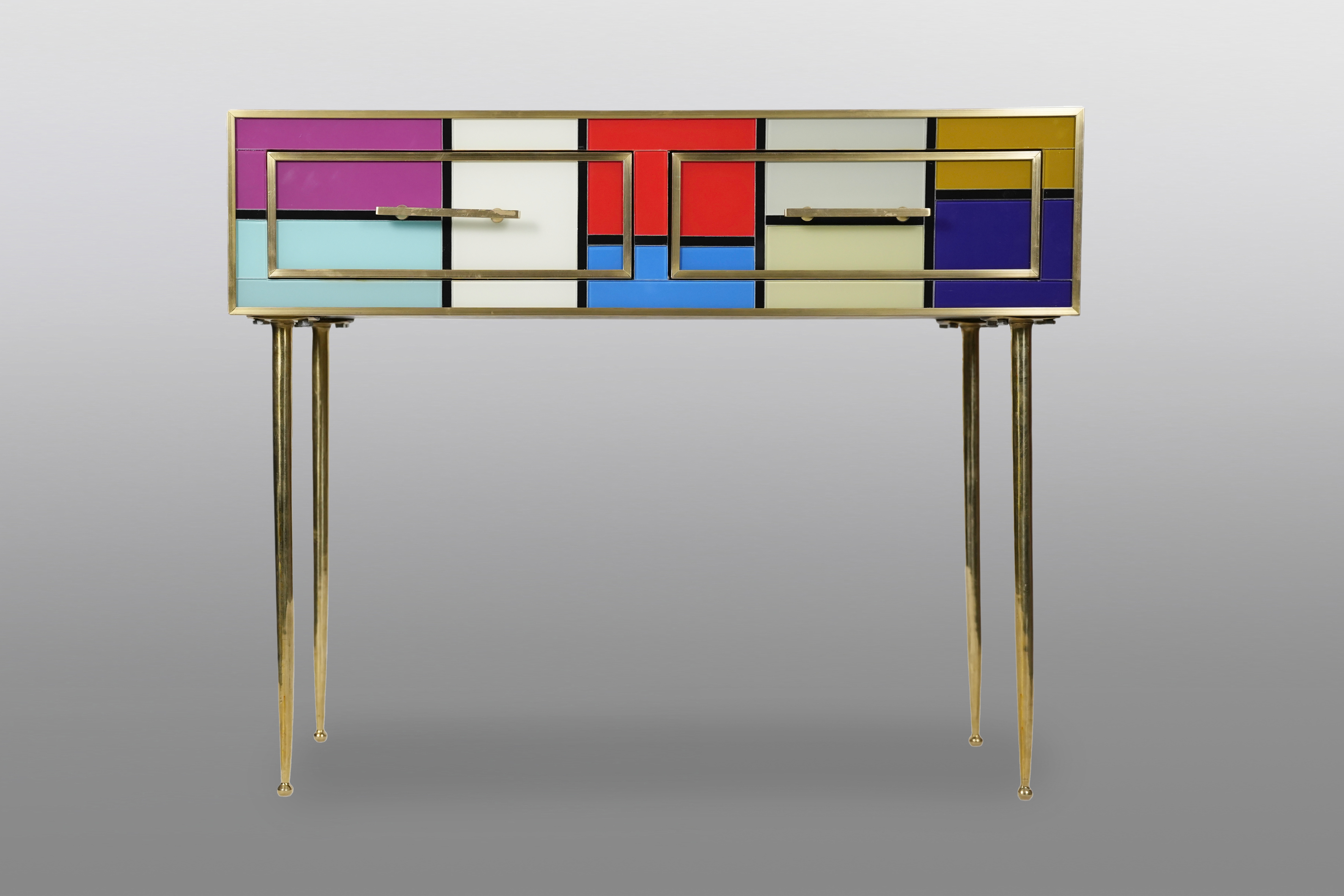 Consola con cajones. Estructura de madera revestida con teselas de cristal de Murano tallado y...