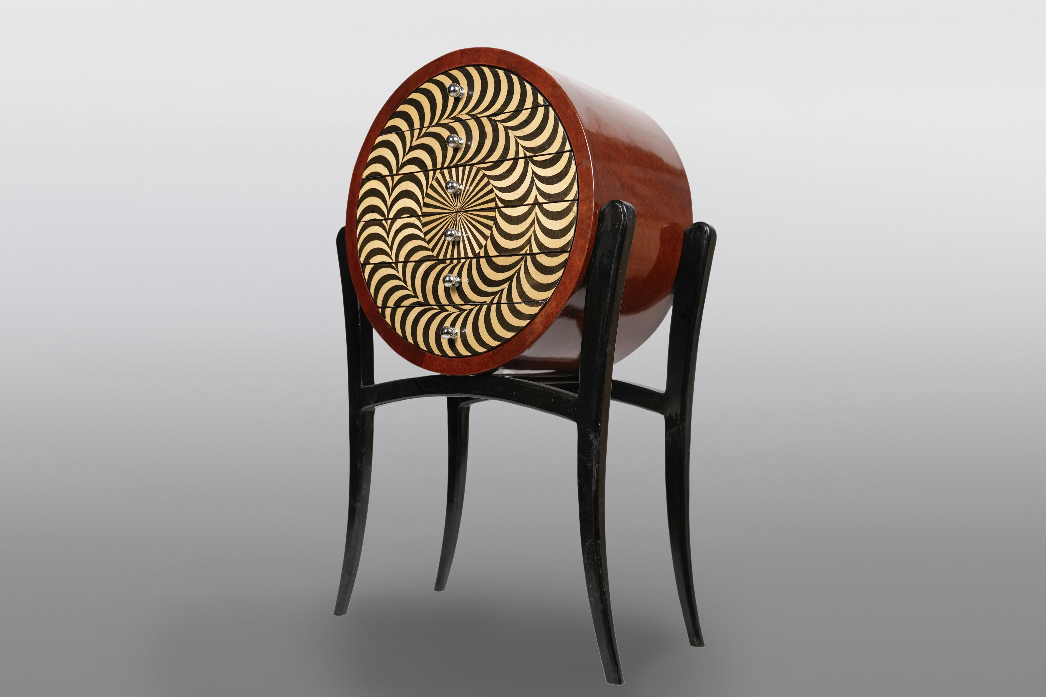Estilo Art Decó, S. XX. Cómoda con estructura circular y cajones Realizada en madera chapada con...