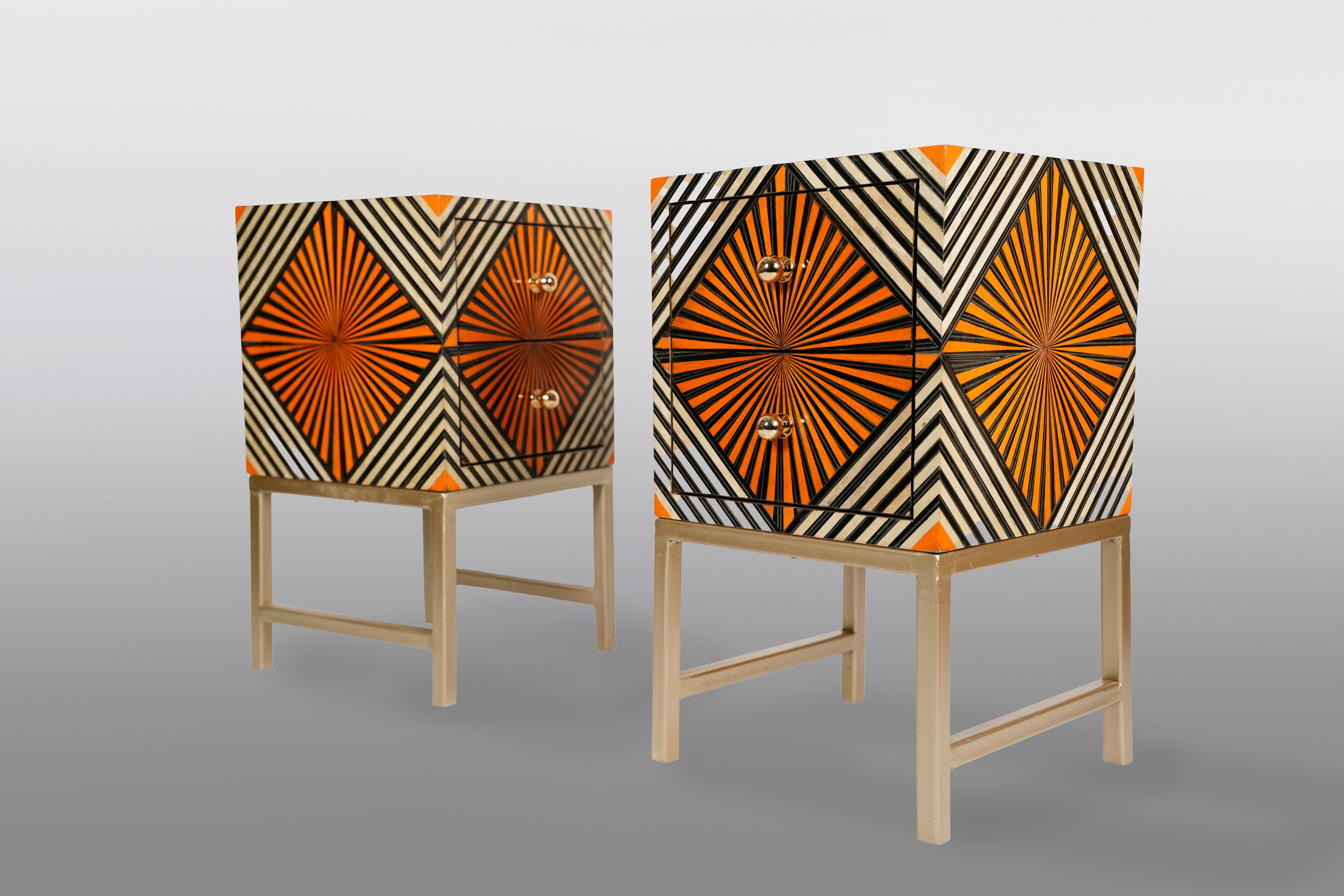 Pareja de mesillas, estilo Art Decó.
Realizadas en madera chapada con terminación en palisandro y...