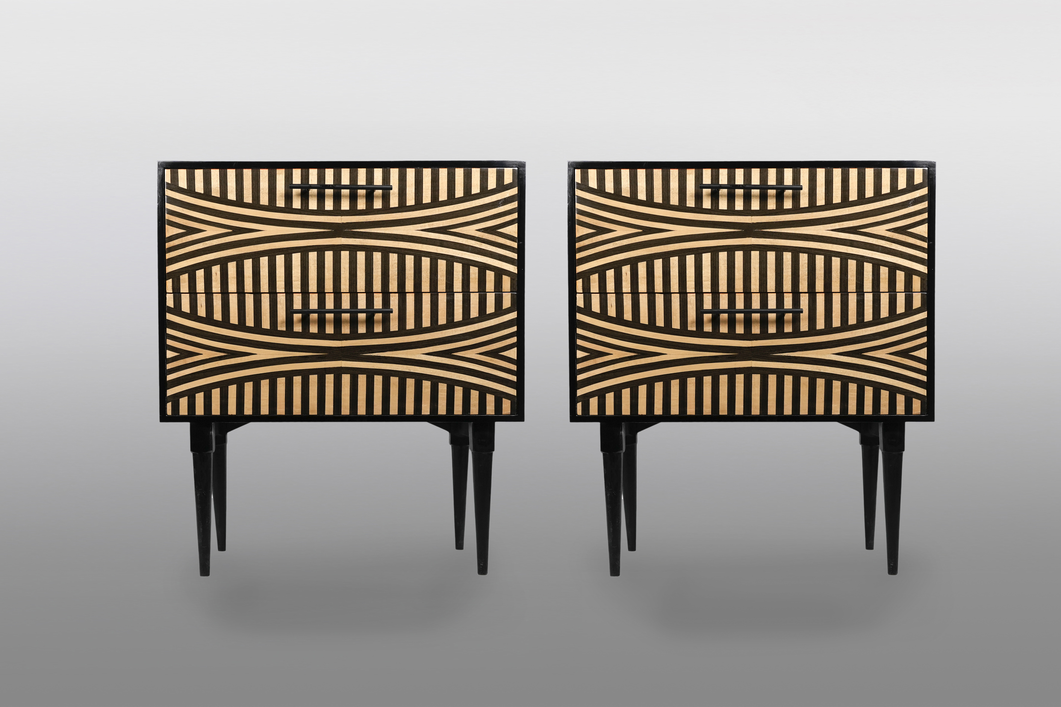 Pareja de cómodas cajoneras en estructura de madera lacada en negro. Medidas: 104 x 90 x 42 cm
