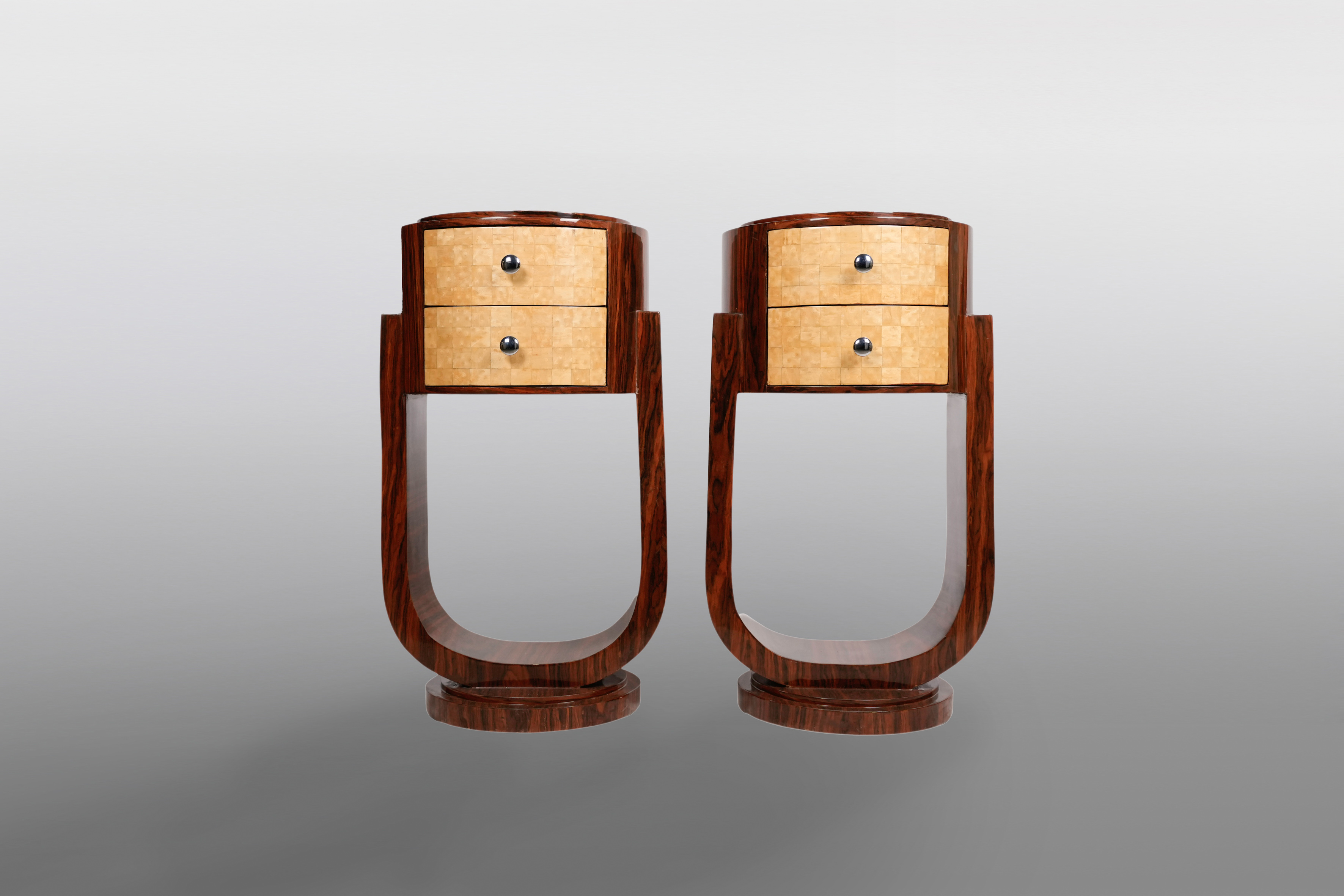Pareja de mesillas con cajonera en madera chapada y detalle de marquetería. Medidas: 78 x 40 x 35...