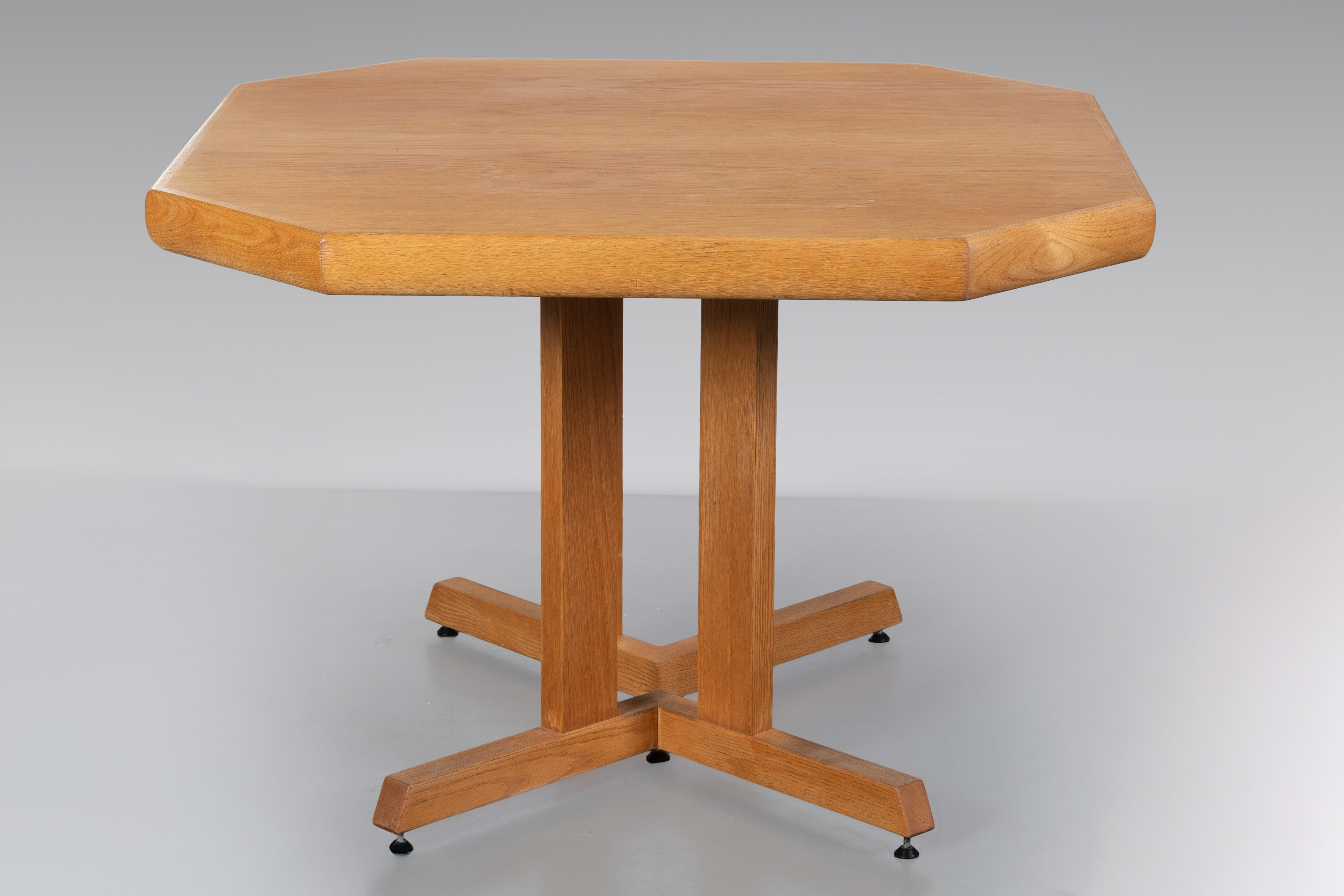 Diseño Danes, 1970 
Mesa de comedor extensible en madera de roble. Con tapa octogonal de cantos...