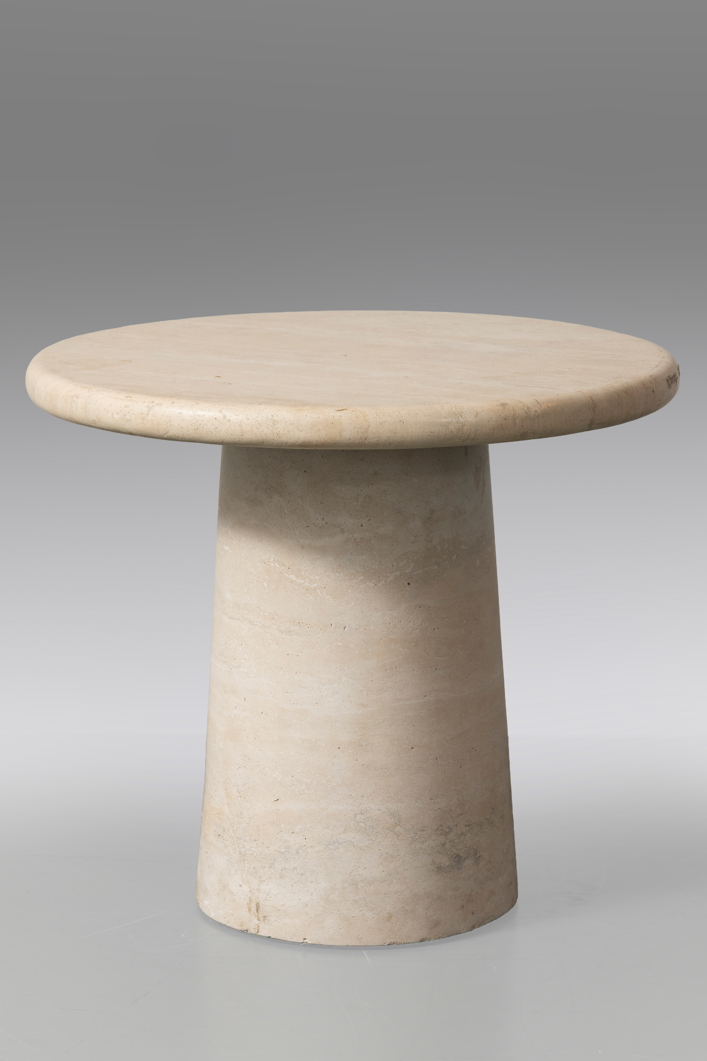 Mesa auxiliar en Marmol Travertino pulido.
Forma orgánica.
Medidas: 43 x 50 cm. (diámetro)