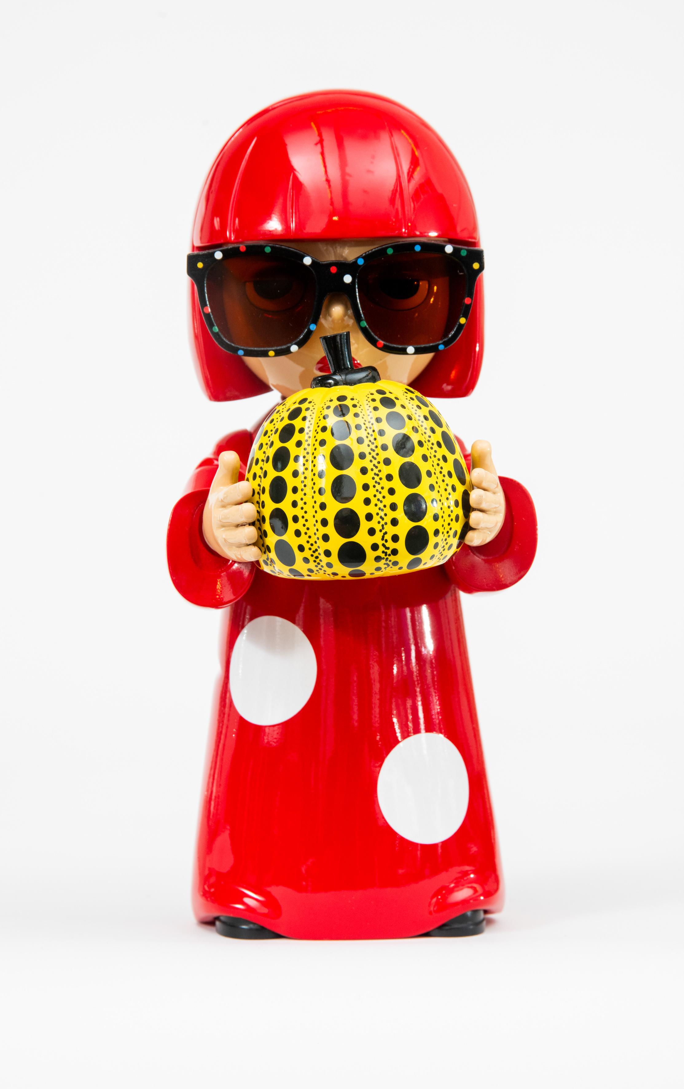 Figura de diseño "Artist Series” inspirada en la icónica artista Yayoi Kusama. Adjunta como...