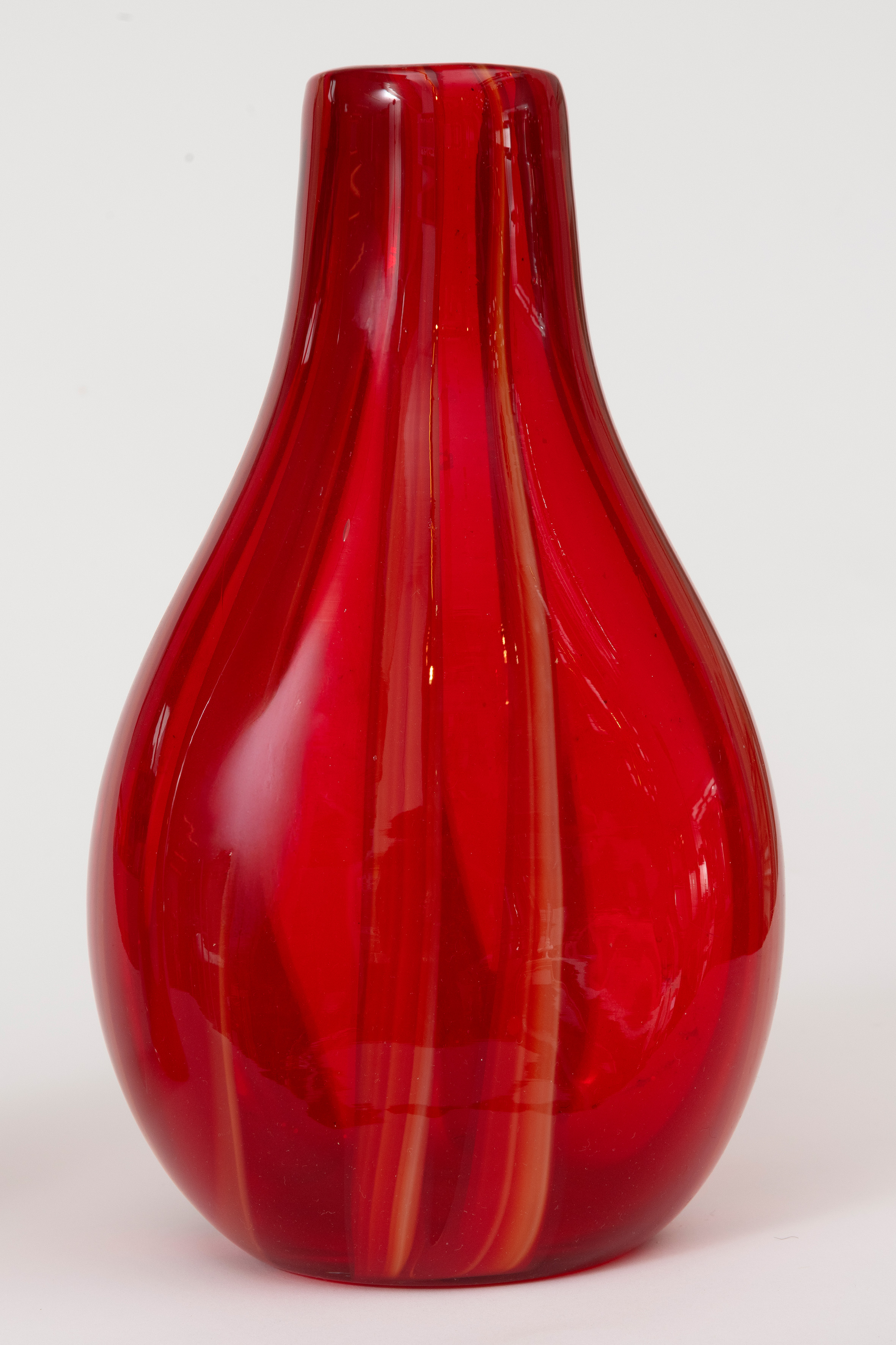DISEÑO ITALIANO. c. 1970
"Righe"Jarrón de Cristal de Murano soplado y moldeado de manera...