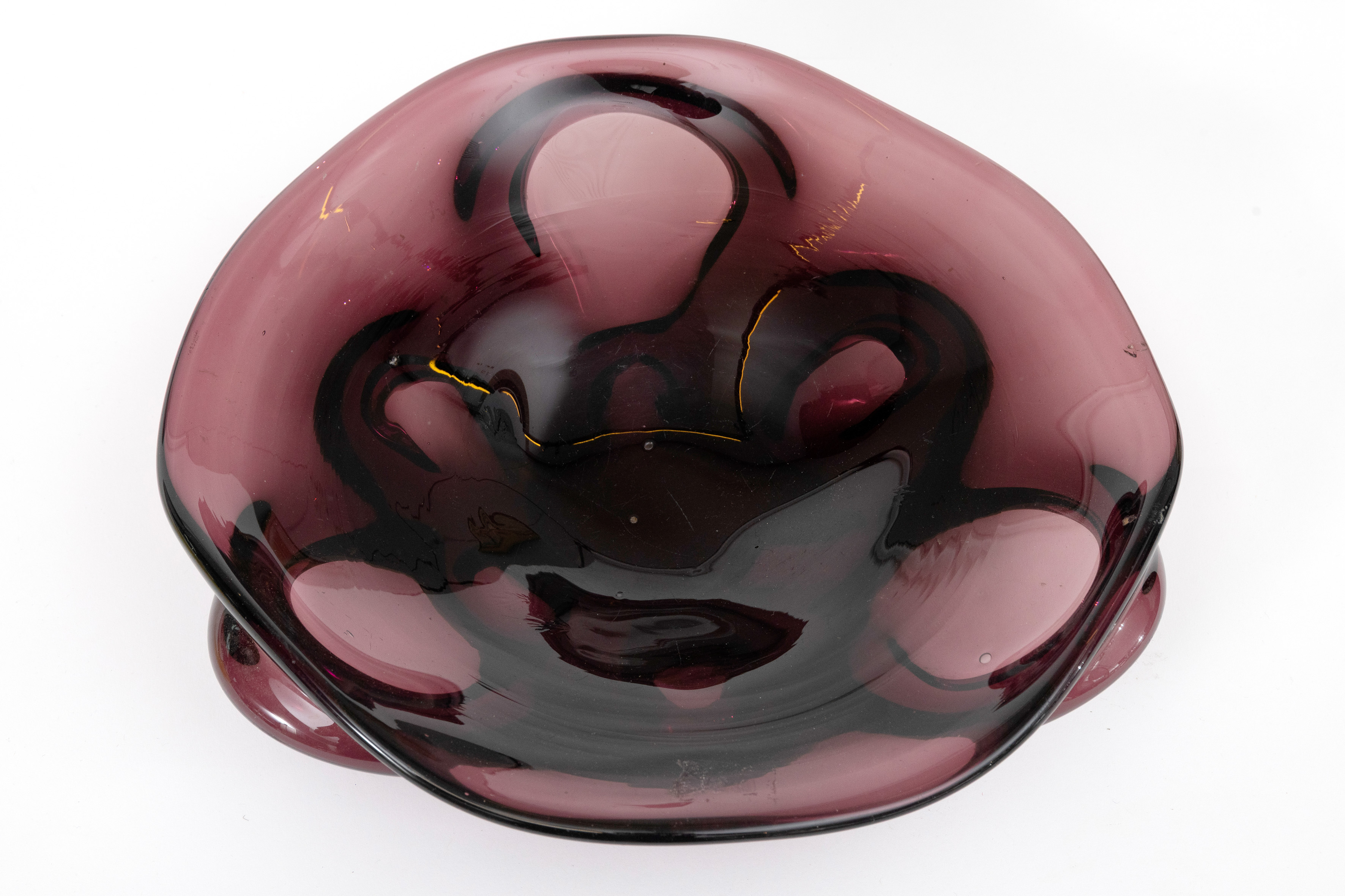 DISEÑO ITALIANO. c.1970
Centro de cristal de Murano, soplado y moldeado en tono violeta con base...
