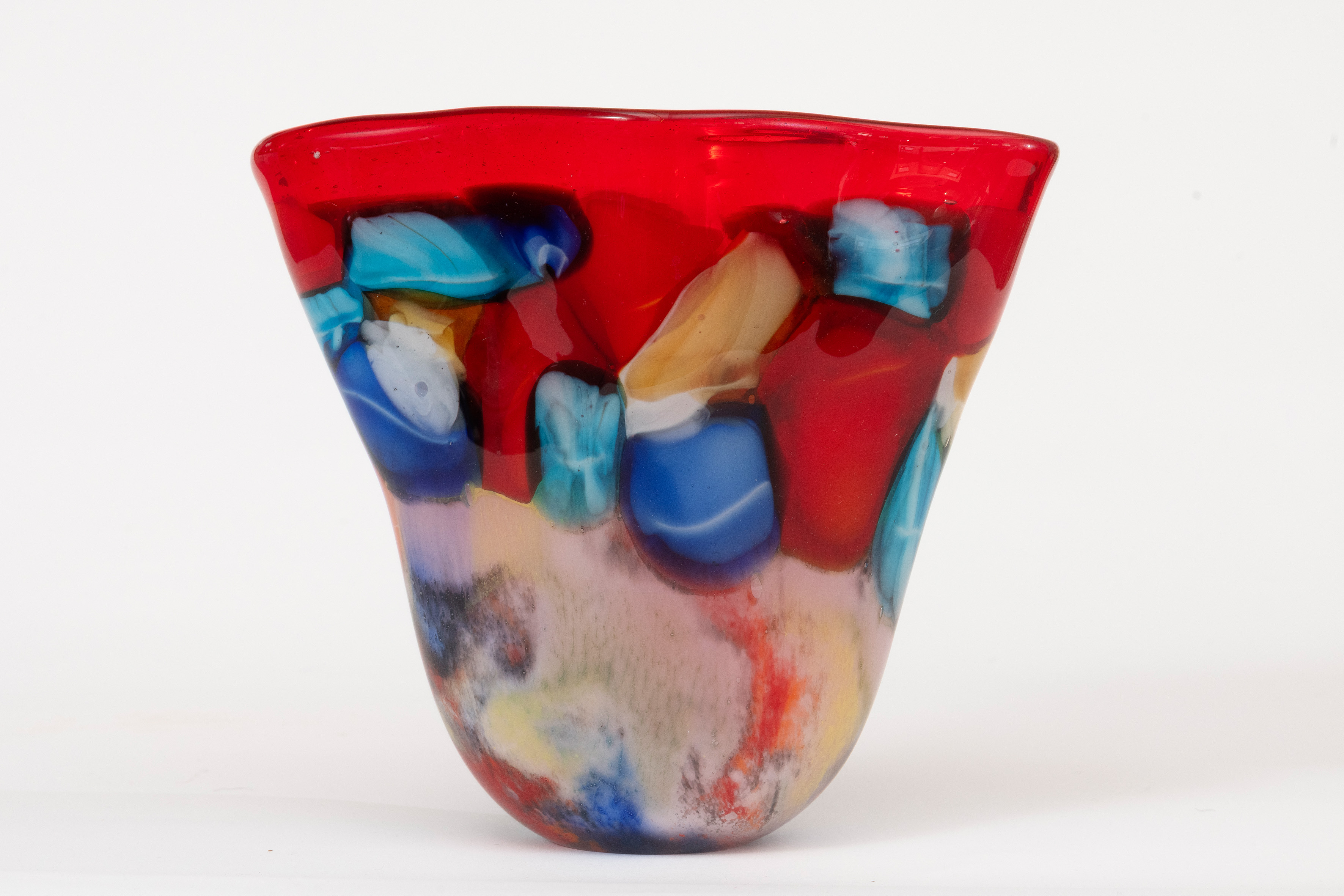 DISEÑO ITALIANO, c. 1970
Jarrón de cristal de Murano, soplado y moldeado artesanalmente, de color...