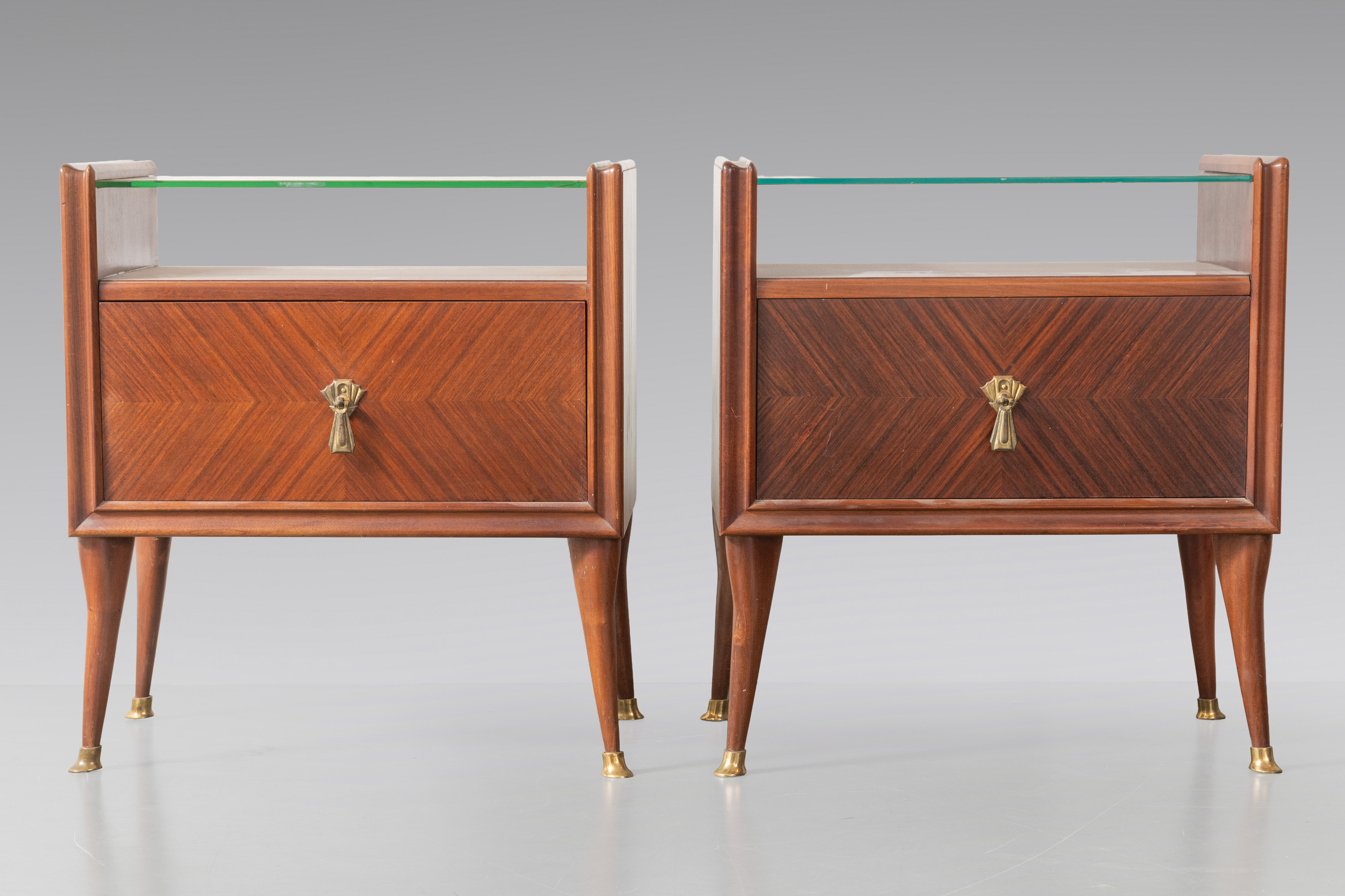DISEÑO ITALIANO, c. 1950
Pareja de mesillas de noche en madera de palosanto con decoración en...