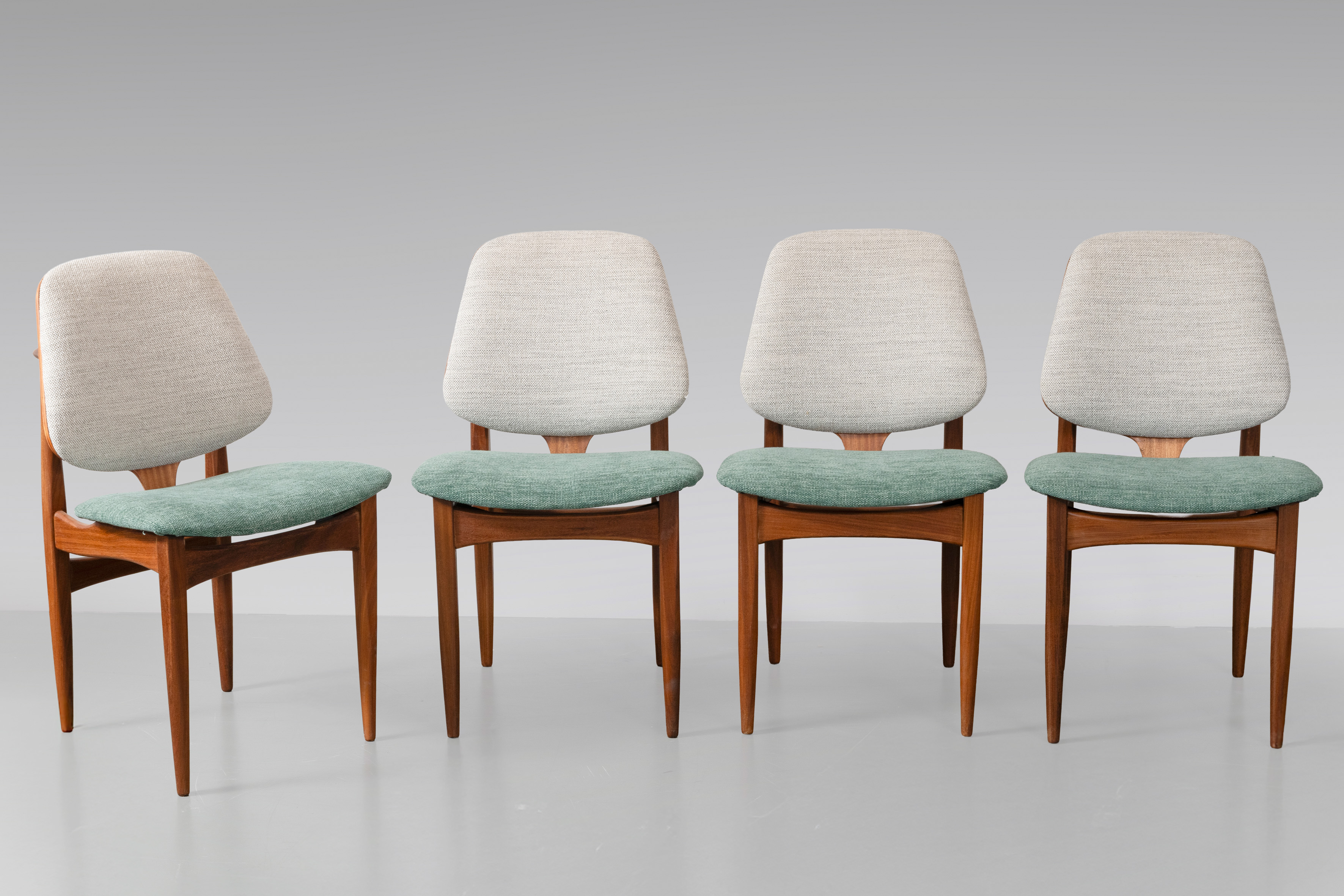 ELLIOTS OF NEWBURY (EON), c.1960
Lote de cuatro sillas en madera teca, Reino Unido. Líneas sobrias...