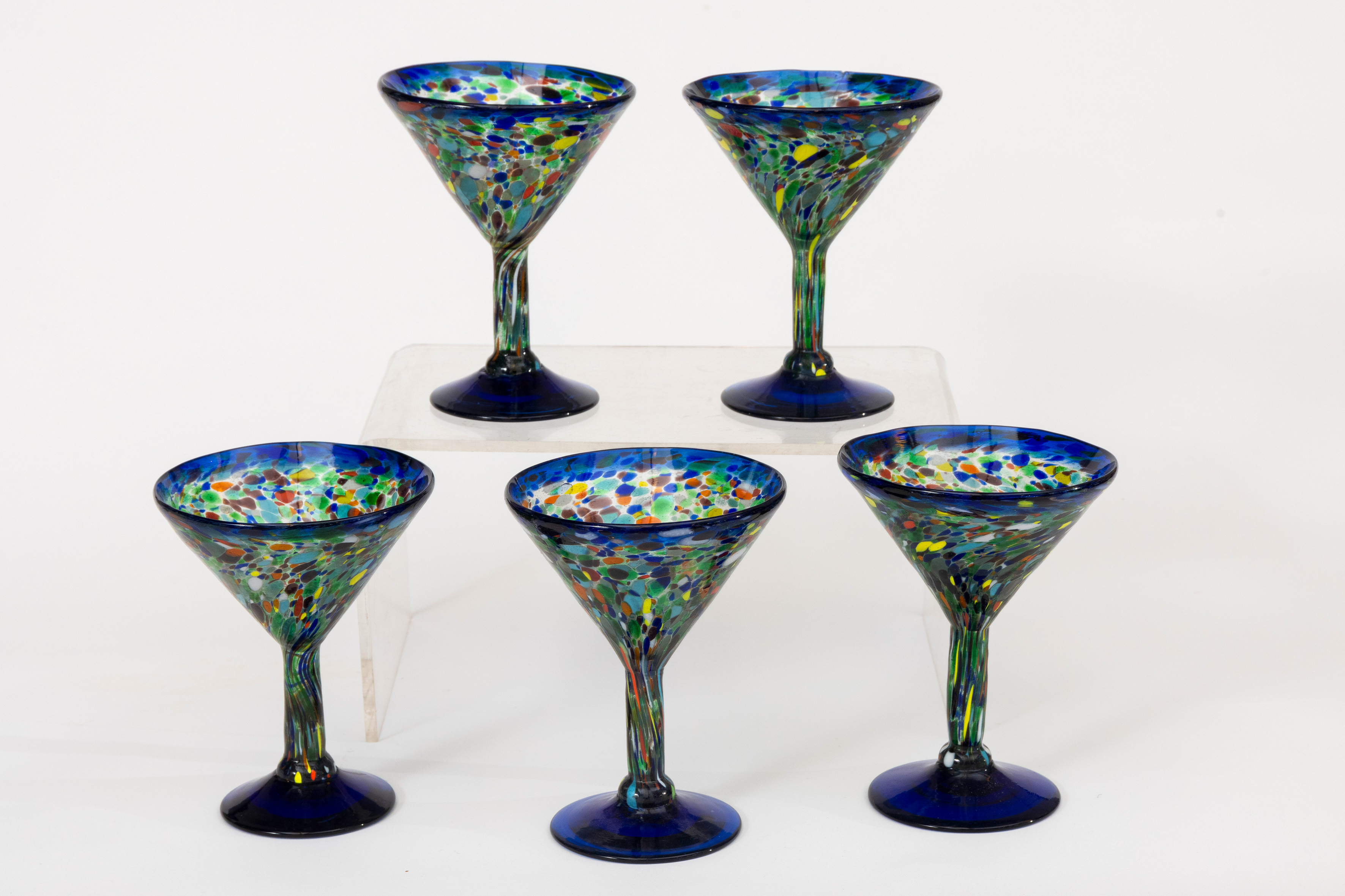 CRISTAL DE MURANO, SEGUNDA MITAD DEL SIGLO XX
Conjunto de cinco copas de Martini en cristal azul...