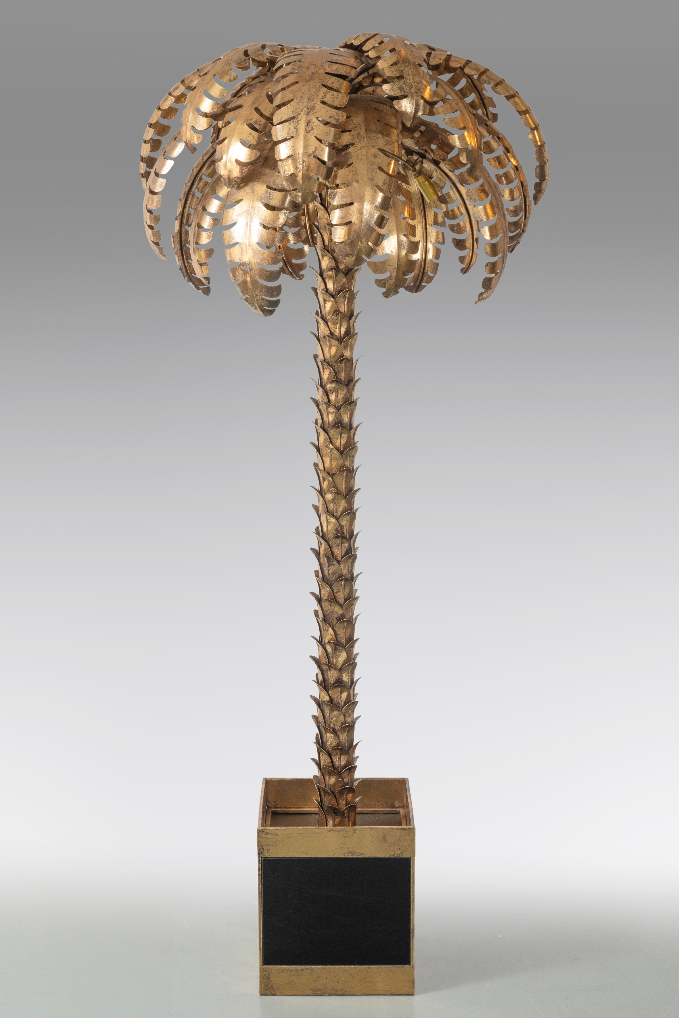 MAISON JANSEN (París 1880–1989)
Lámpara de pie modelo “Palmera”. c. 1980
En metal dorado, con fuste...