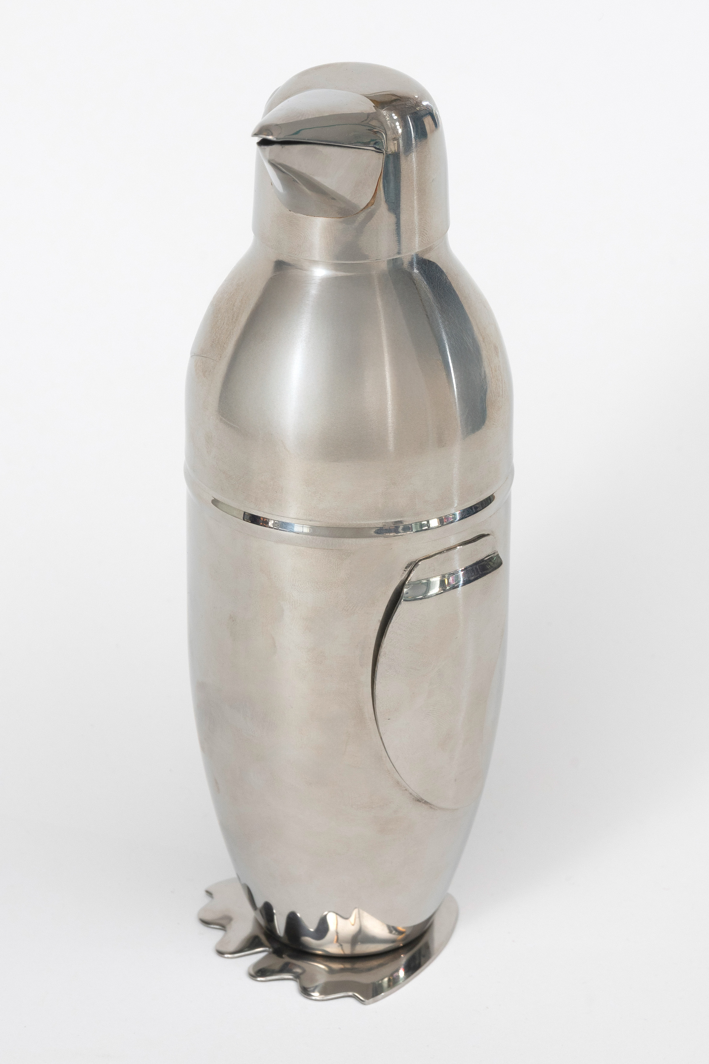 COCTELERA “Pingüino”.c.1970
Coctelera de acero inoxidable con diseño figurativo de pingüino, de...