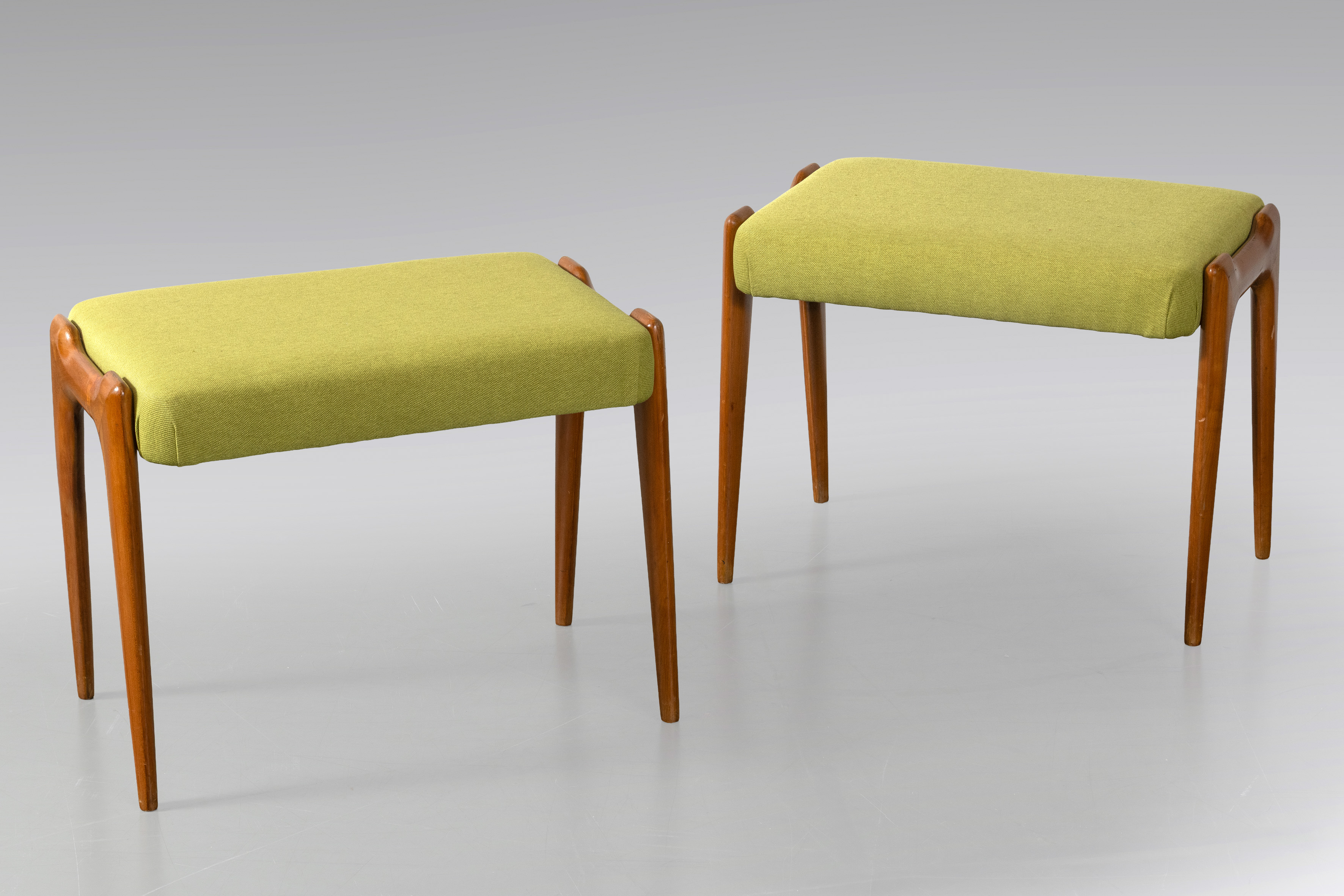PAREJA DE BANQUETAS MID-CENTURY ITALIANAS
En madera de cerezo, con tapicería original. Líneas...