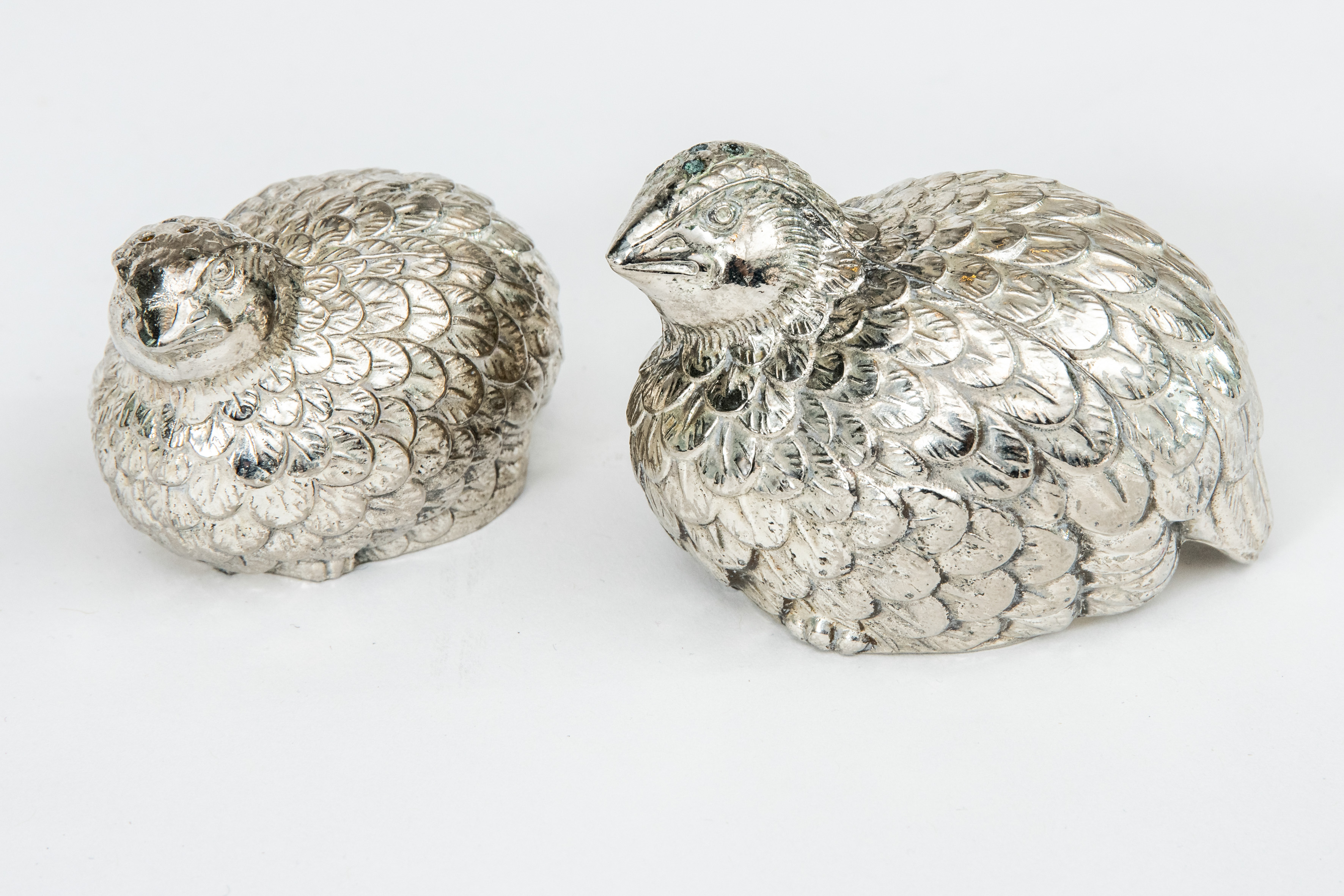 Escuela inglesa. "Gorriones" Pareja de saleritos en alpaca inglesa. 
Medidas:5 x 9 x 5,5 cm.; 4 x 7...