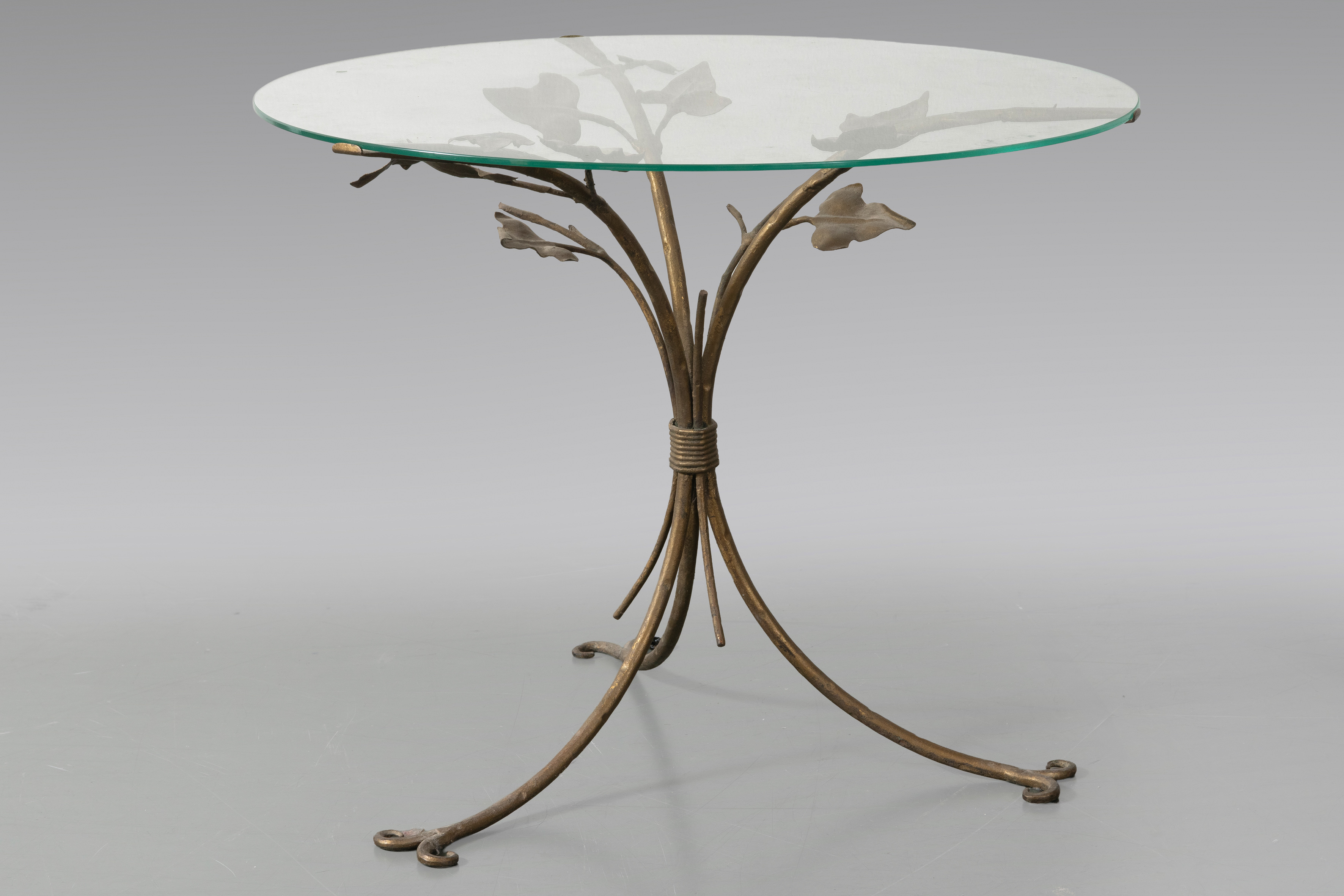 Midcentury.Mesa baja francesa, con pie de hierro en forma de hiedra y sobre de cristal. c.....