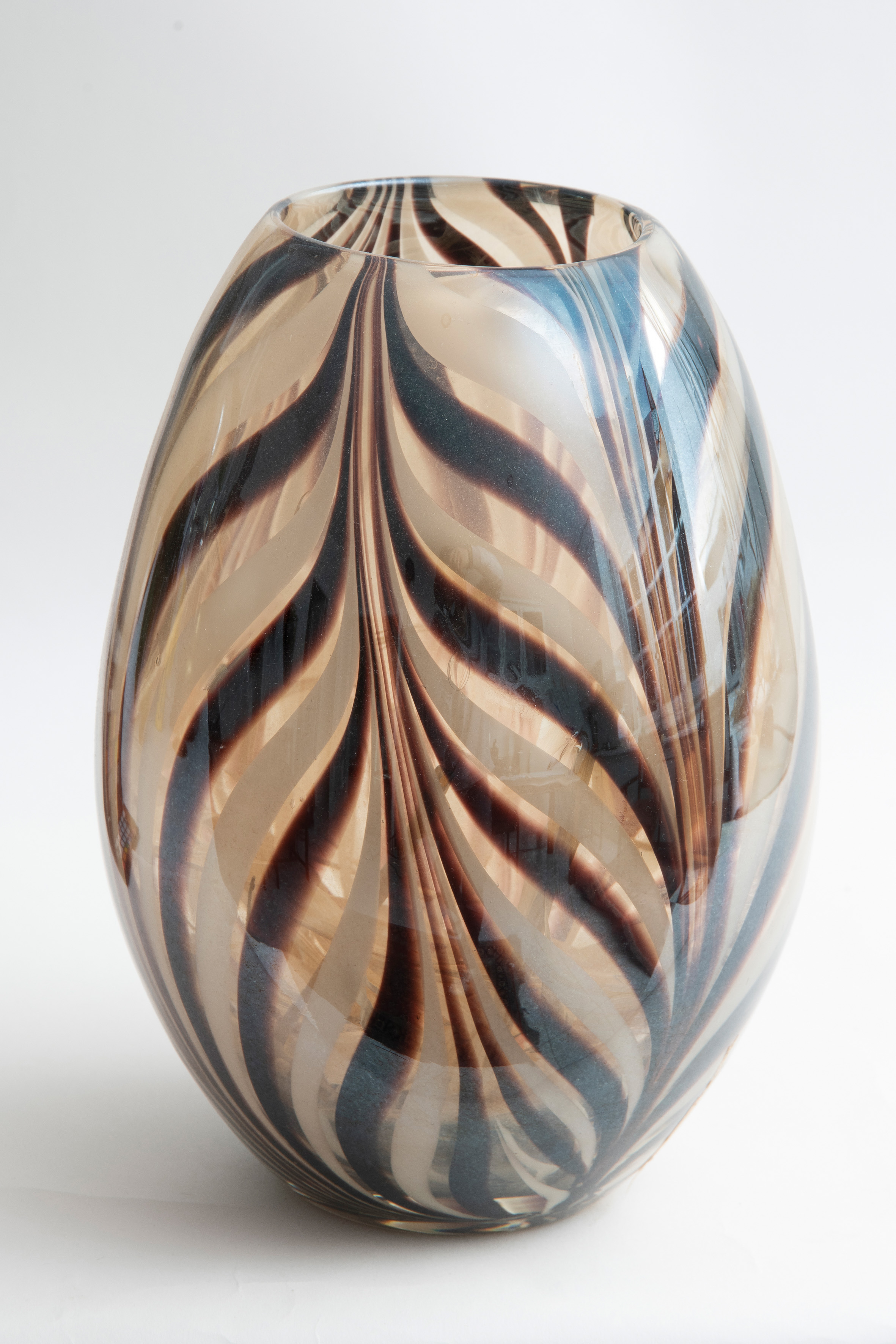 Jarrón en cristal de Murano con diseño estriado en tonos café, Italia, años 70
Altura: 30 cm.