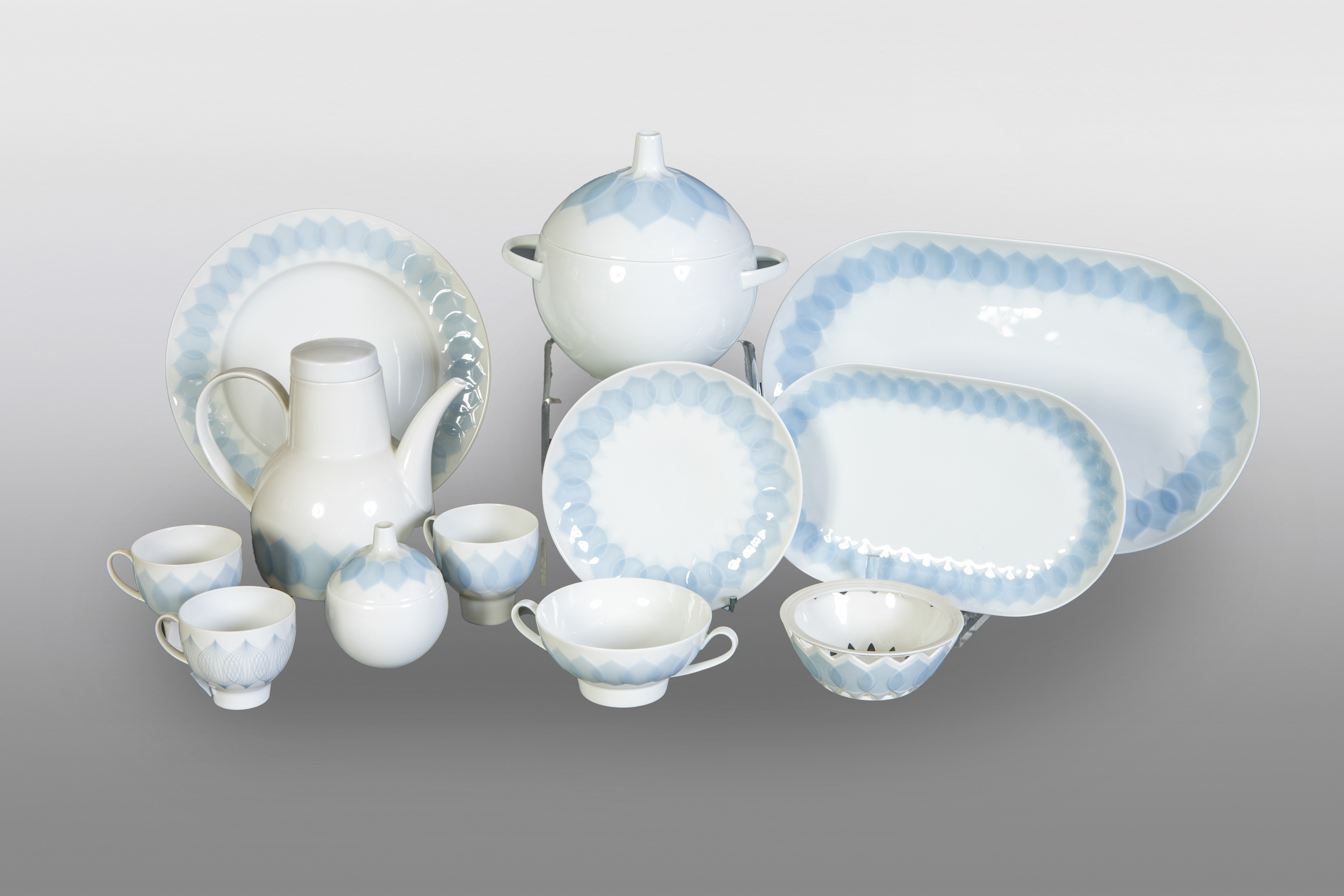 Extensa vajilla y juego de café en porcelana de Roshental, modelo “Studio Line Blue Lotus”,...