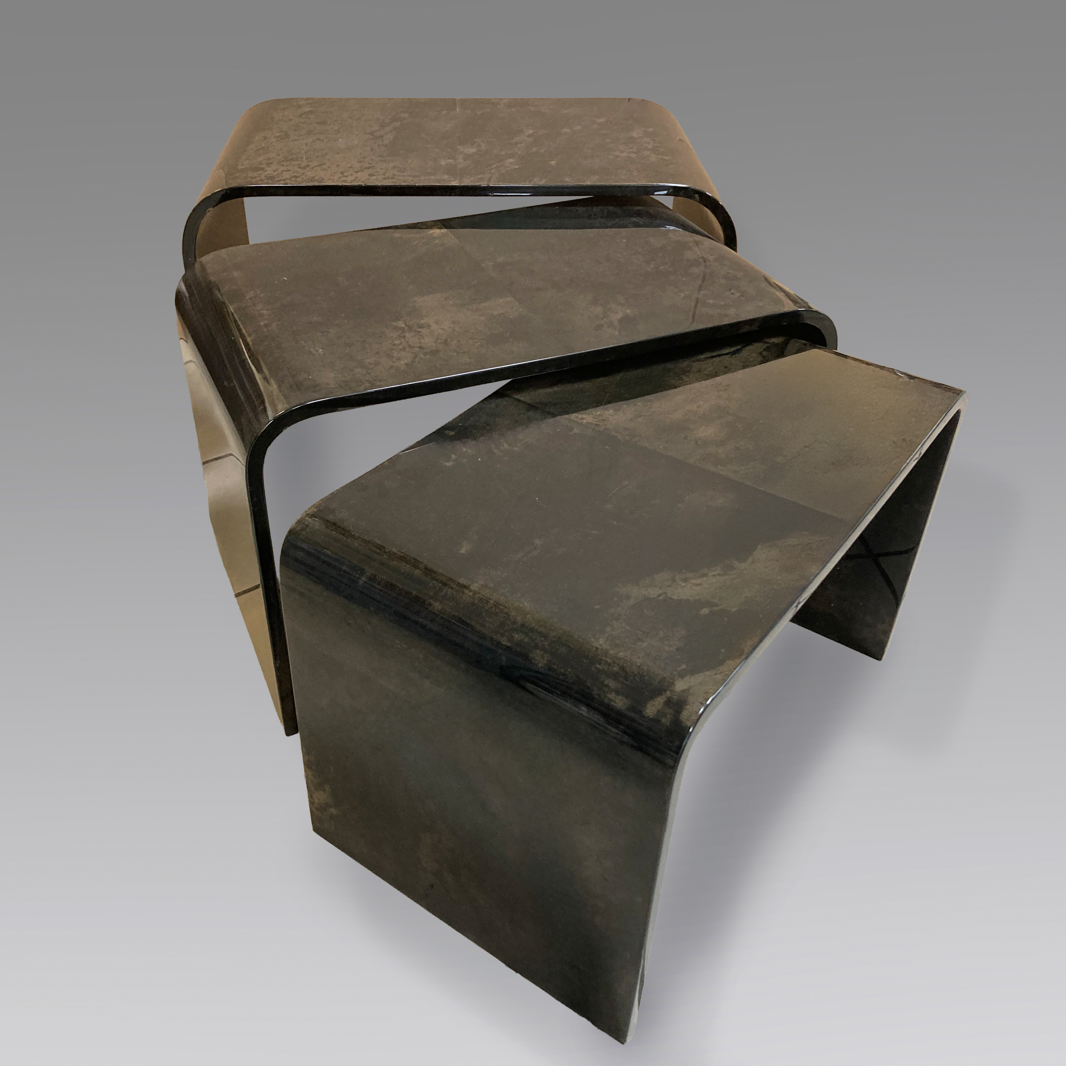 ALDO TURA (Milán, Italia, 1909–1963)
“Set de tres mesas nido". c.1970
Lote de tres mesas nido...