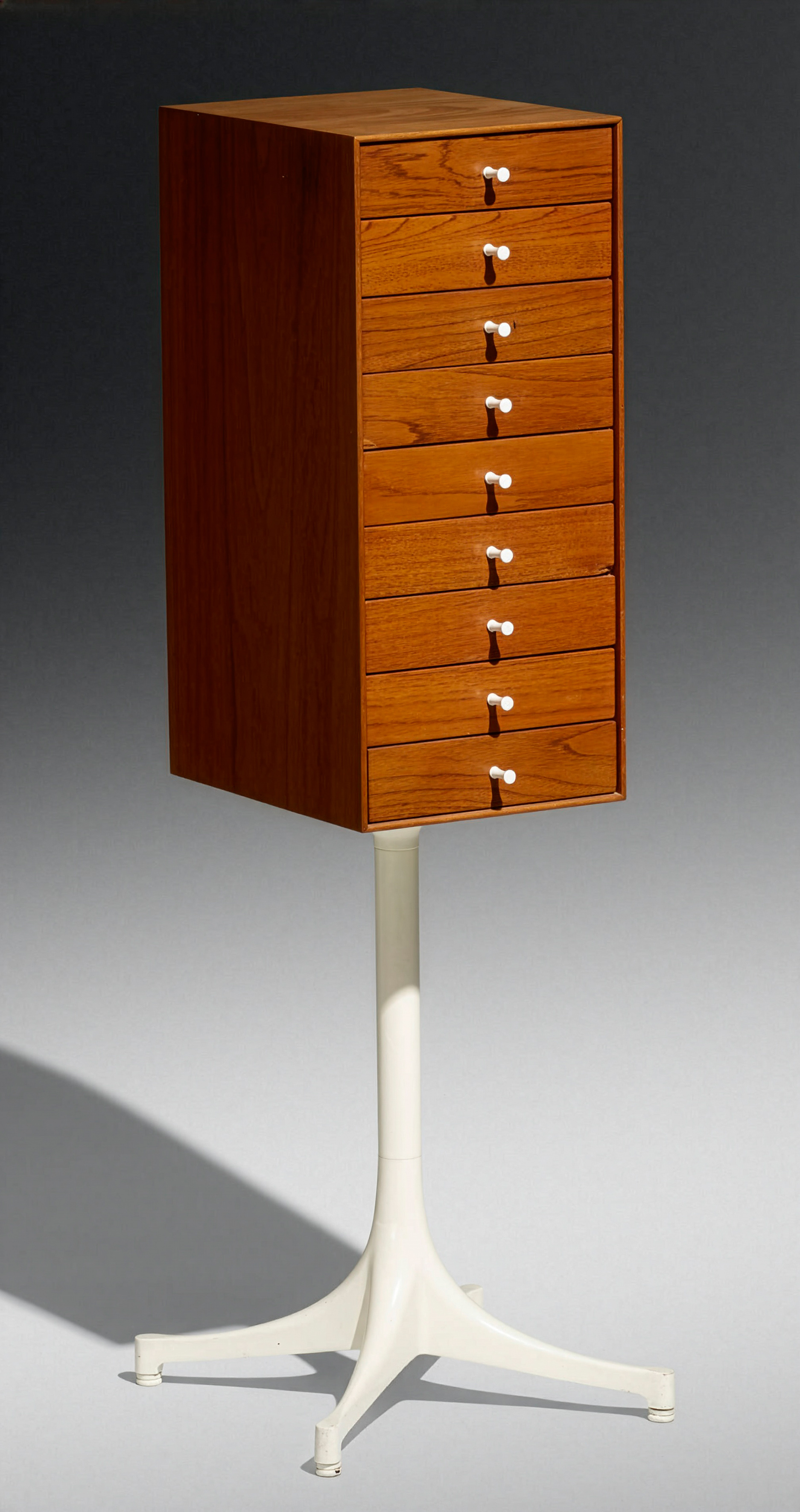 GEORGE NELSON (Hartford, Estados Unidos 1908–1986)
“Miniatur Chest nº 5517"
Cajonera auxiliar con...