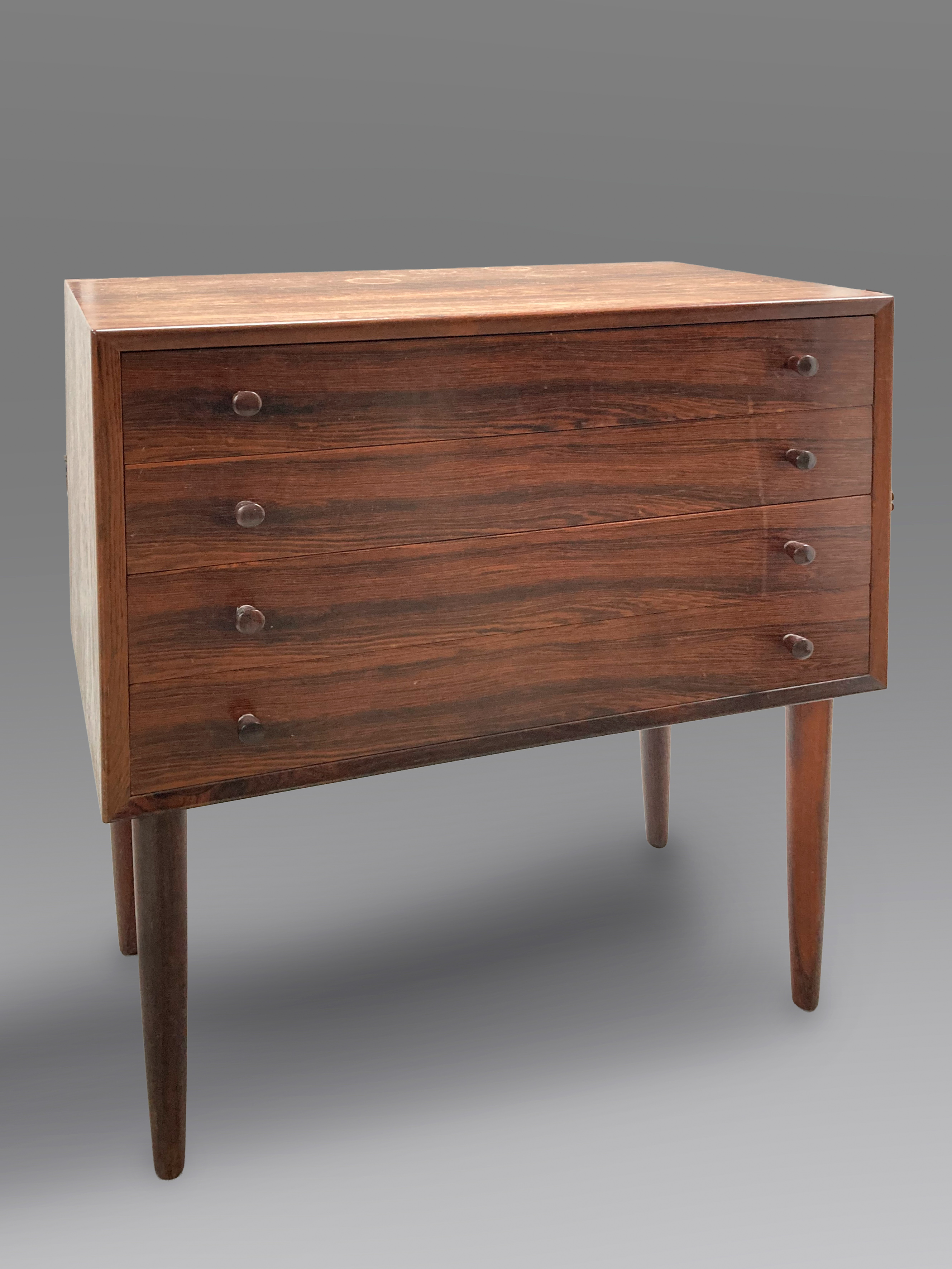 DISEÑO DANÉS
“Chest of Drawers, 4 drawers”, c. 1960
Cómoda danesa de madera de palisandro con...