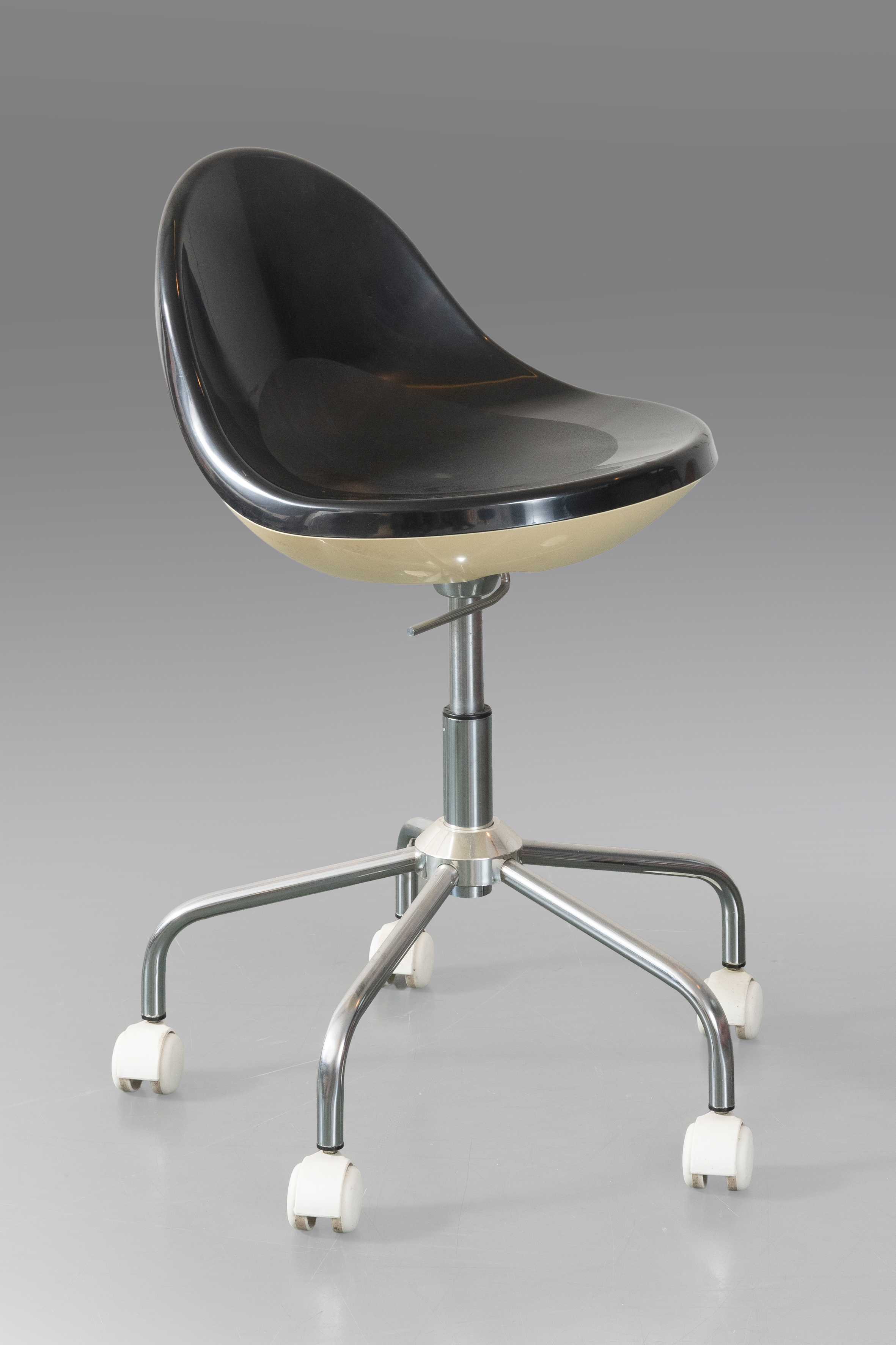 ARMET (Italia,
“Greta”, c.1970
Silla de oficina giratoria con ruedas. Estructura tubular de metal...