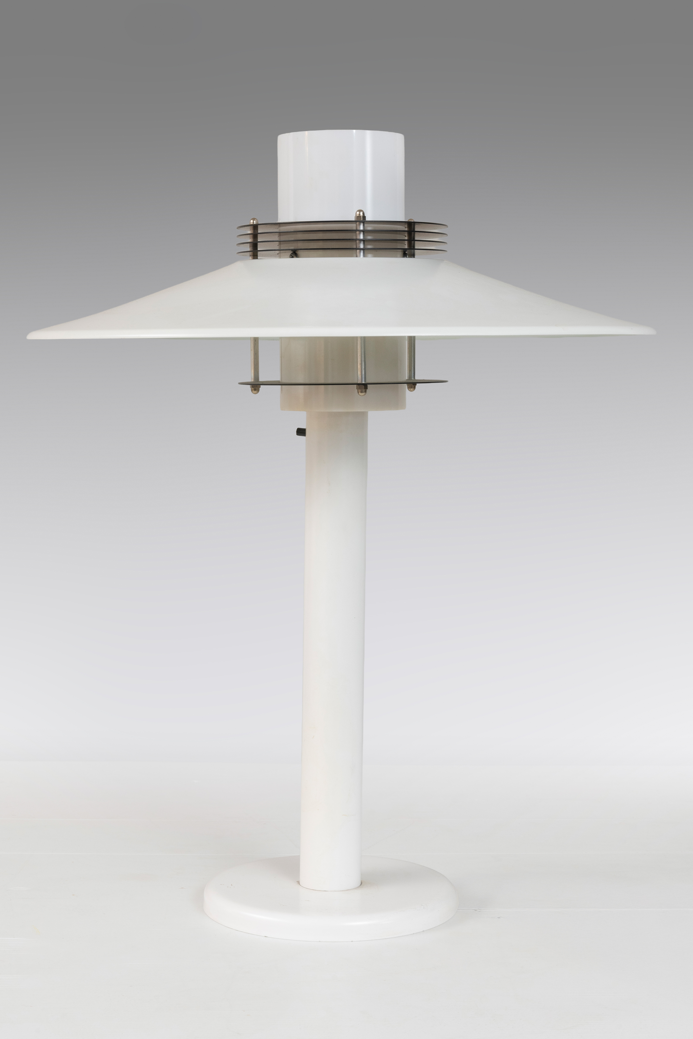 SIGUIENDO EL MODELO "PH 3/2" DE LOUIS POULSEN 
Lámpara de sobre mesa en acero cromado multicapa con...