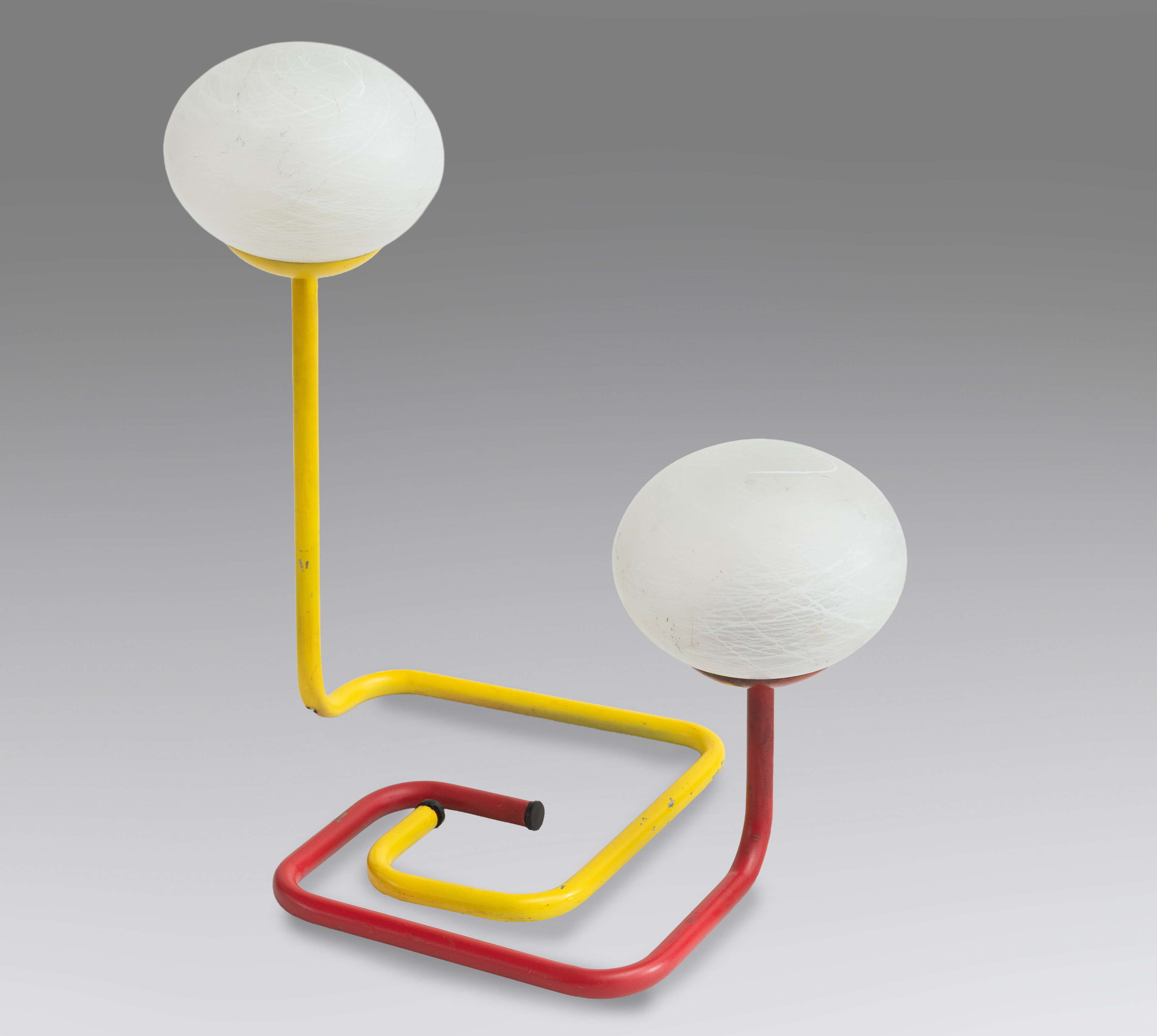 DISEÑO ITALIANO c. 1980
Pareja de lámparas en metal tubular lacadas en rojo y amarillo, diseño...