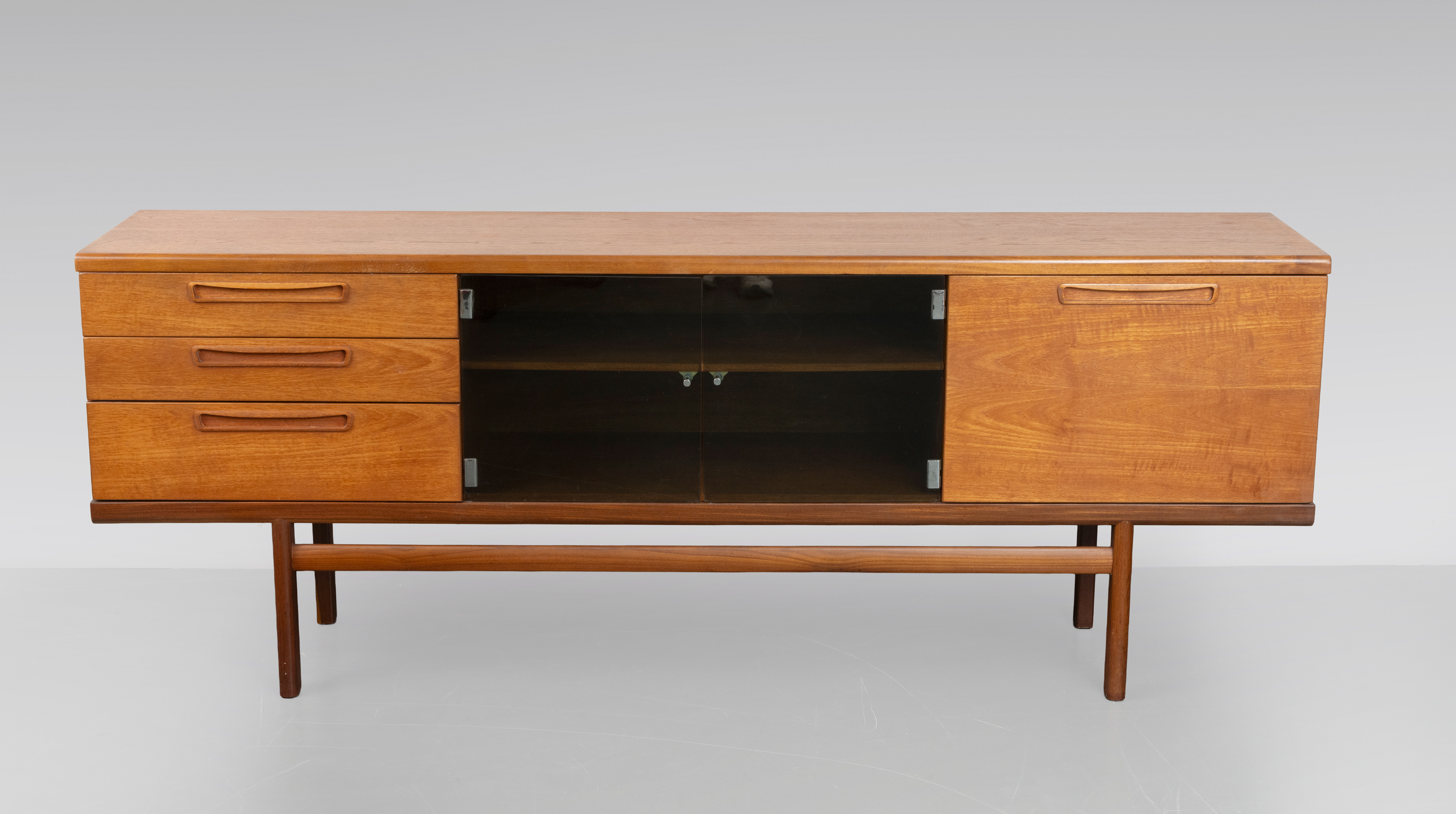MEREDEW, Inglaterra c.1970
Mueble aparador en madera de teca con vitrina cromada en negro....