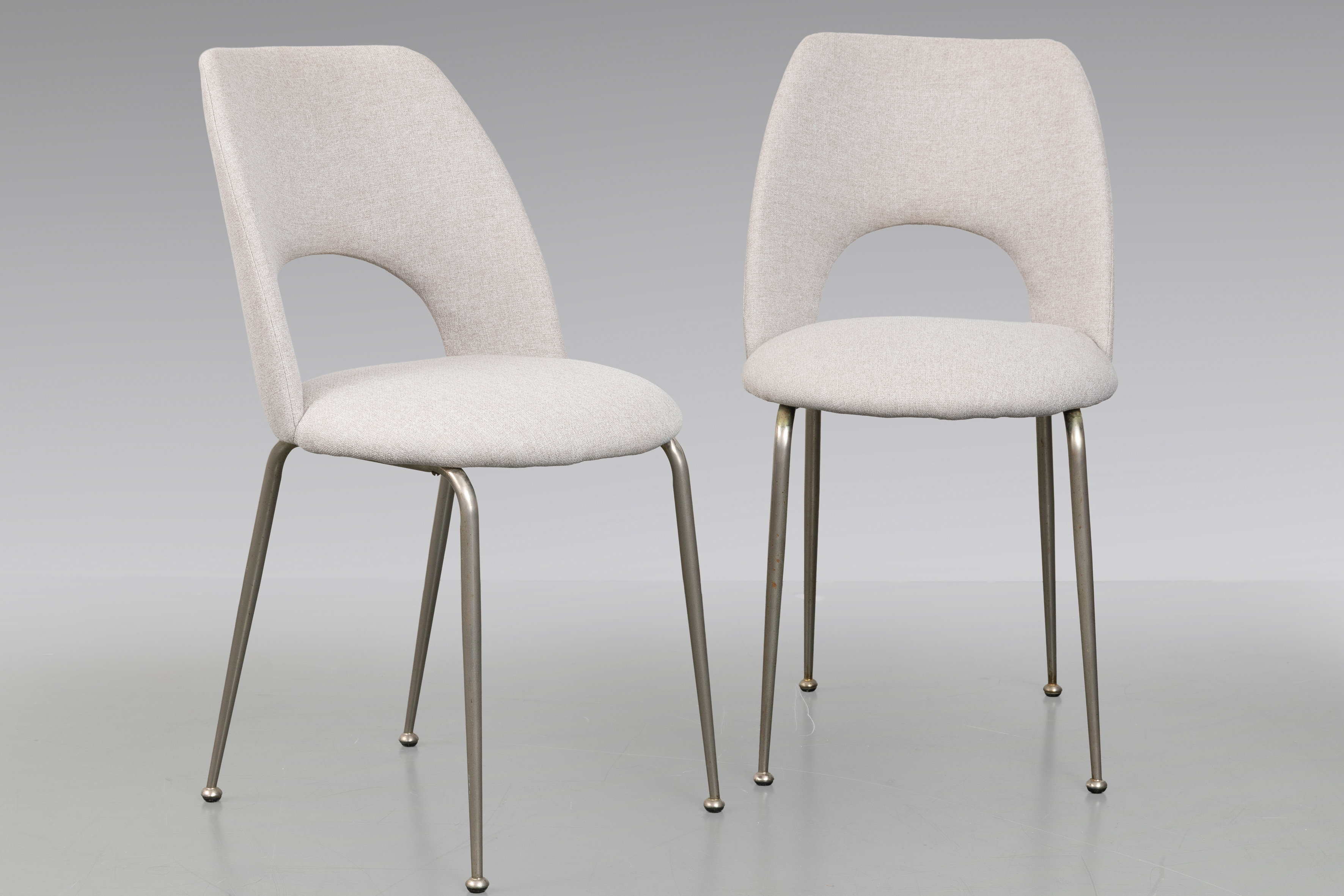 DISEÑO ITALIANO. c. 1960
Pareja de butacas con estructura de metal cromado y tapicería renovada en...
