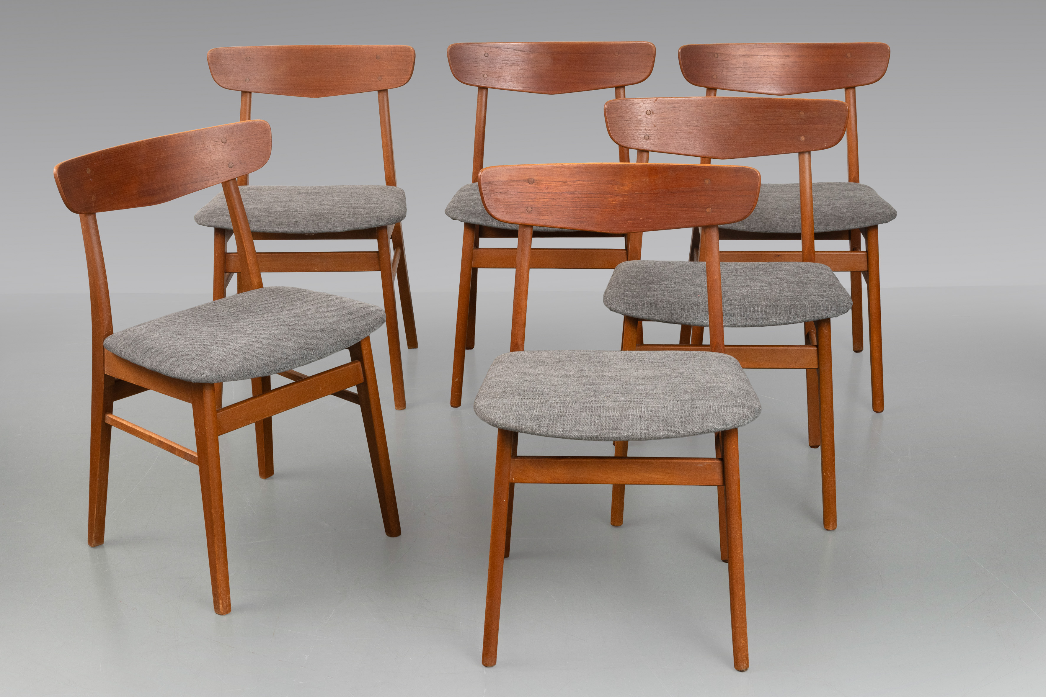 FARSTRUP MOBLER. Dinamarca c. 1960
Lote de 6 sillas en madera de teca con y tapizada en gris