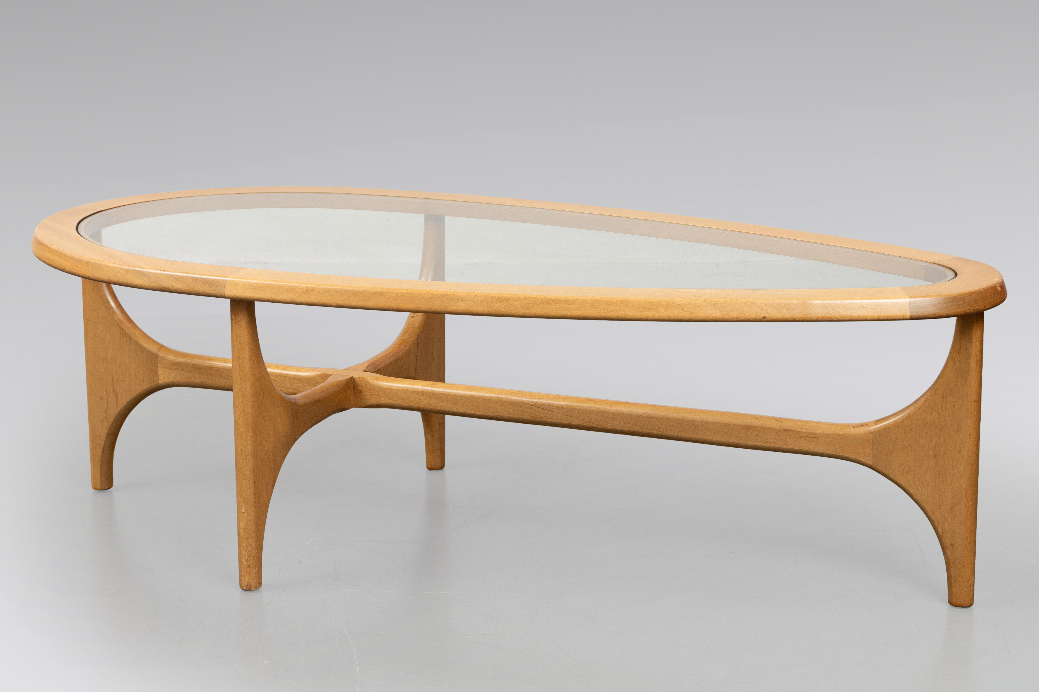VÍCTOR WILKINS (Reino Unido 1878-1972)  
Mesa de centro "Teardrop"c. 1960
En madera de teca y...