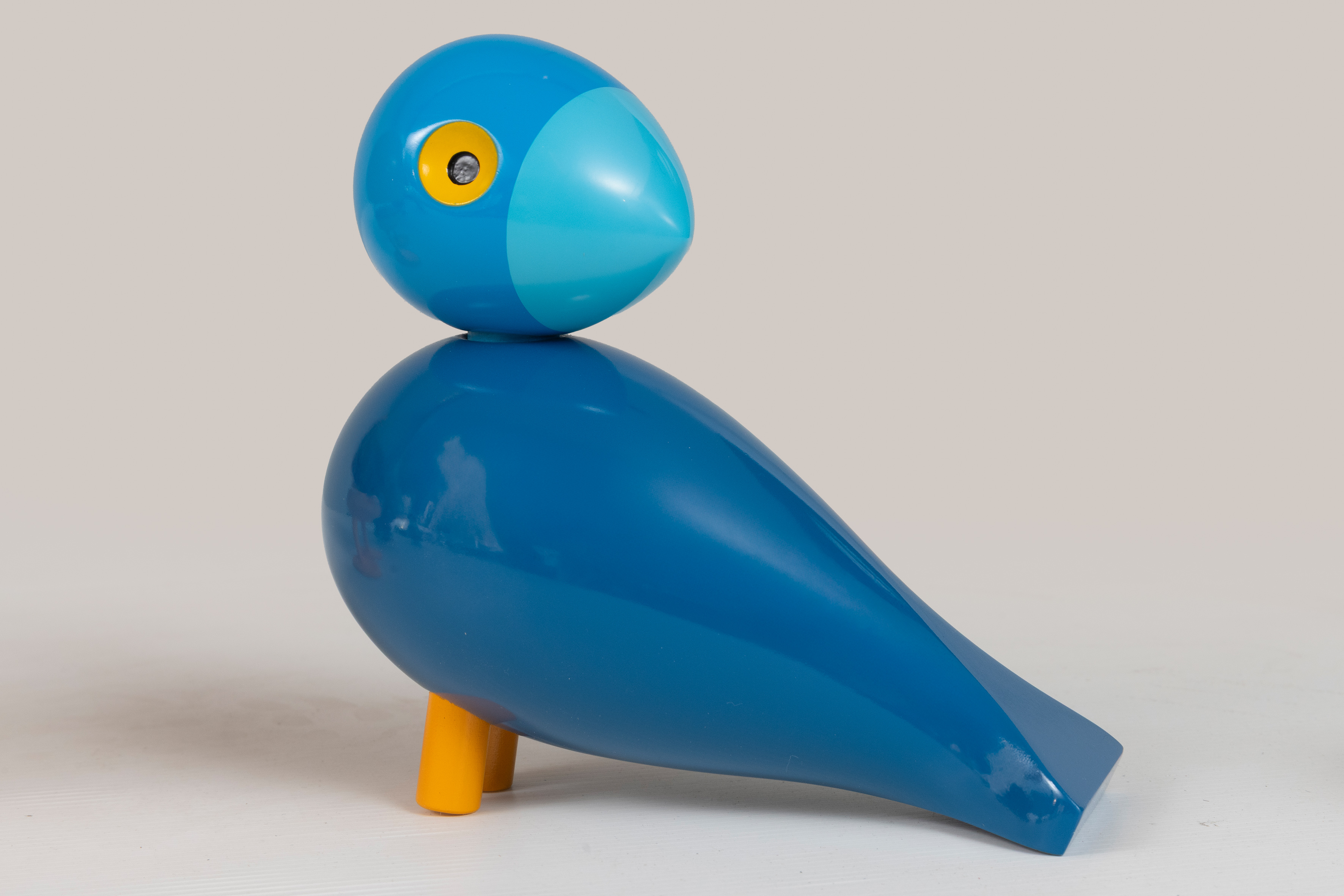 KAY BOJESEN (Dinamarca 1701886-1958)
"Songbird Pop (total blue)". (1960)
Madera lacada
Firmado con...