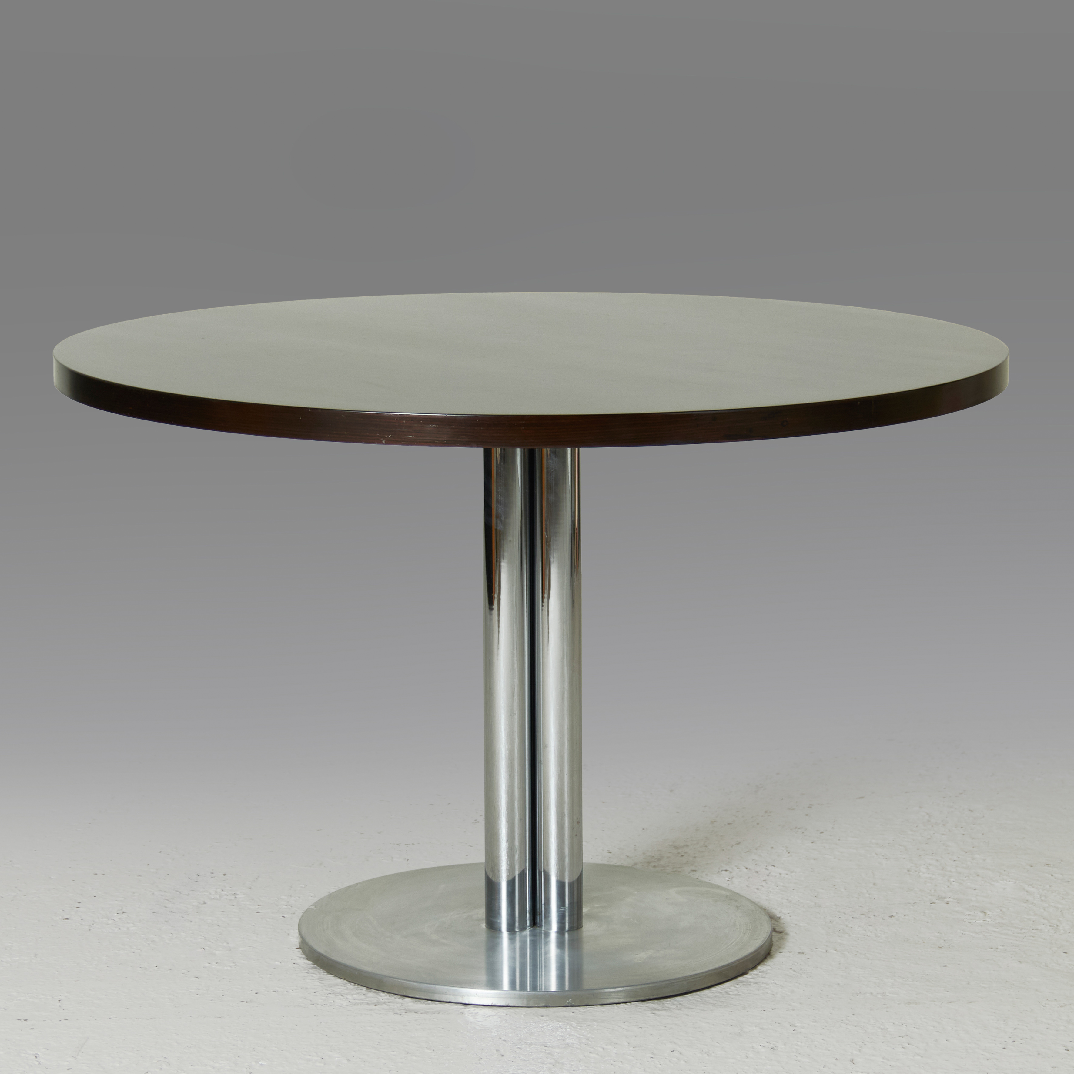 Mesa de comedor de madera y acero. c. 1970
Medidas: Alto: 75 cm, diámetro: 120 cm