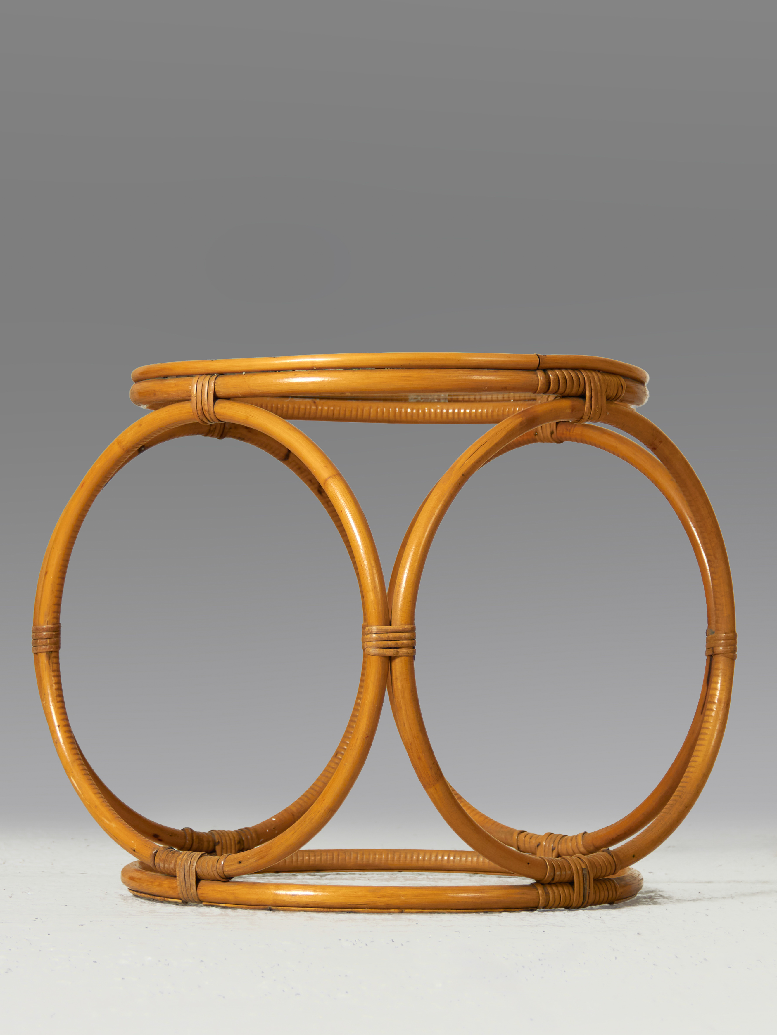 Mesa auxiliar de caña y vidrio. c. 1960
Medidas: Alto: 47 cm, ancho: 47 cm, profundidad: 47