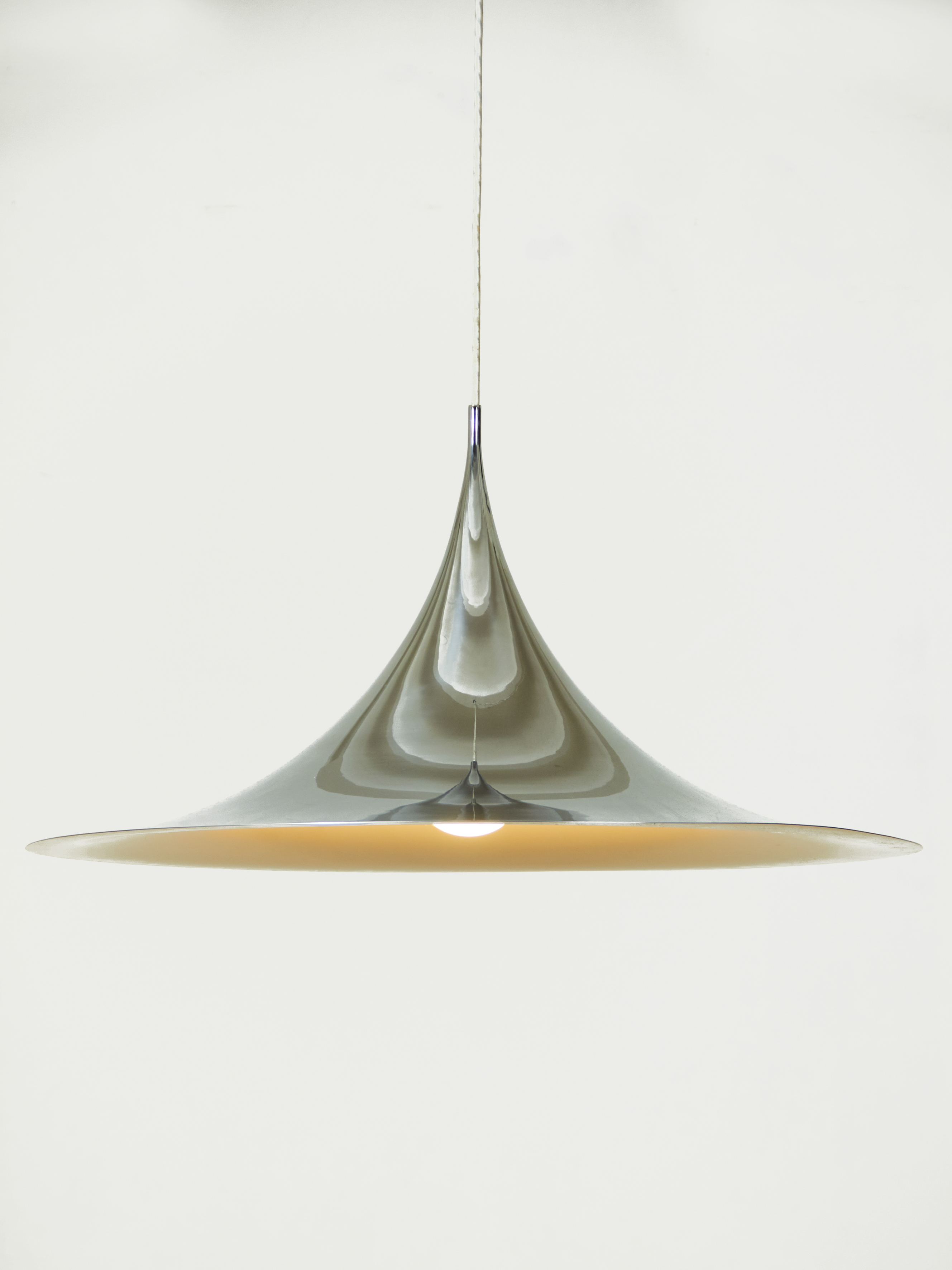 CLAUS BONDERUP (Aalborg 1943 ) & TORSTEN THORUP (1944 )
"Modelo Semi". c.1960
Lámpara de suspensión...