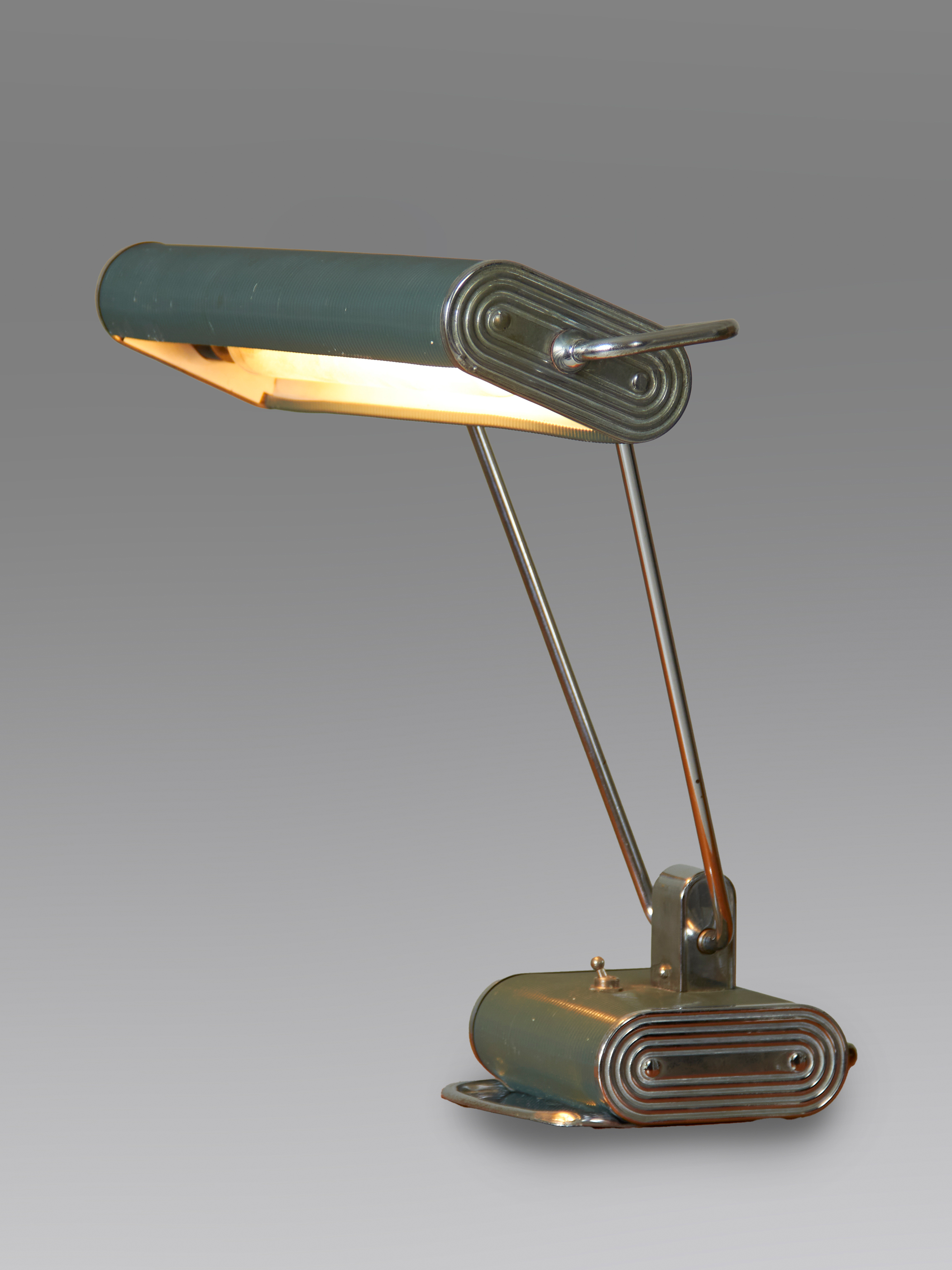 EILEEN GRAY (Enniscorthy 1878 – París 1976)
“N71”, c. 1930
Lámpara de sobremesa de diseño moderno...