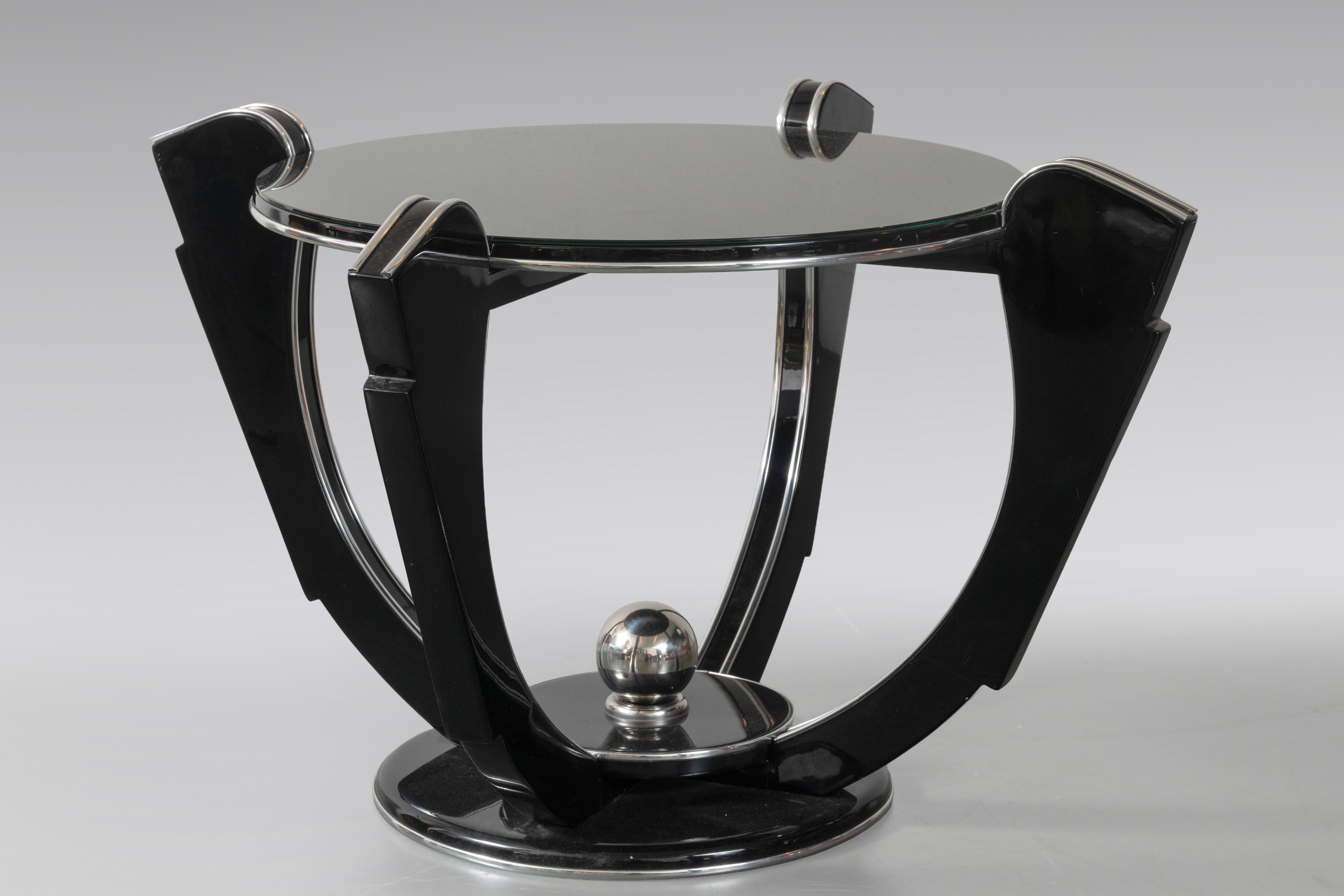 Mesa-velador  Art Decó en madera lacada en negro y remates en metal cromado, Francia...