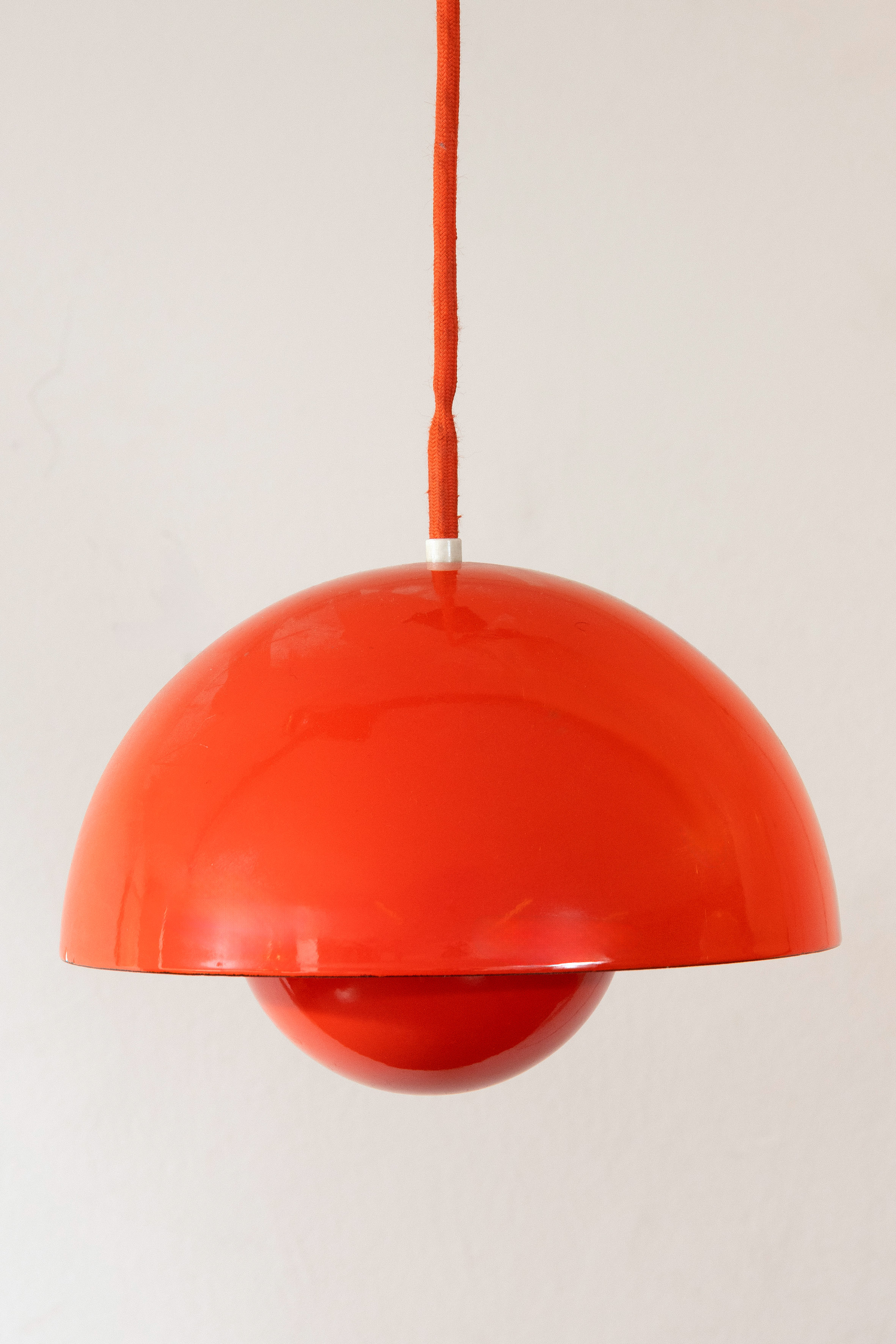 VERNER PANTONE (Gentofte, Dinamarca 1926-1998)
"Lámpara Flowerpot. VP1".1969
Lámpara colgante con...