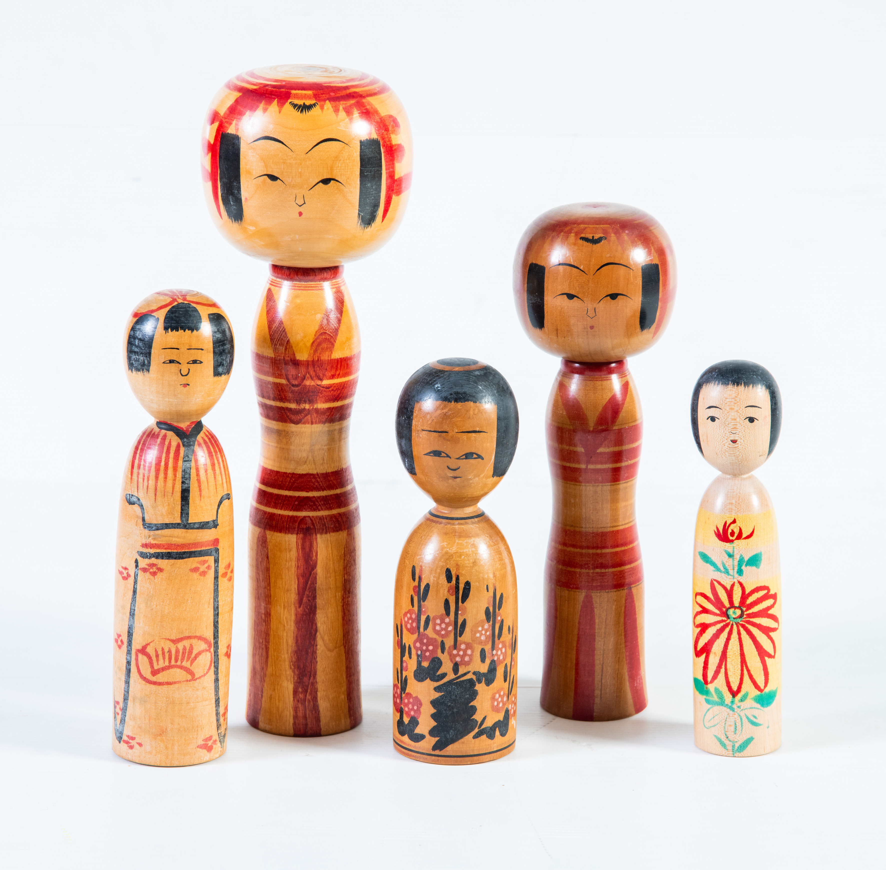 Lote de 5 de muñecas kokeshi realizadas por el artesano Kojo Tanaka, Japón, pp. S. XX
Madera...