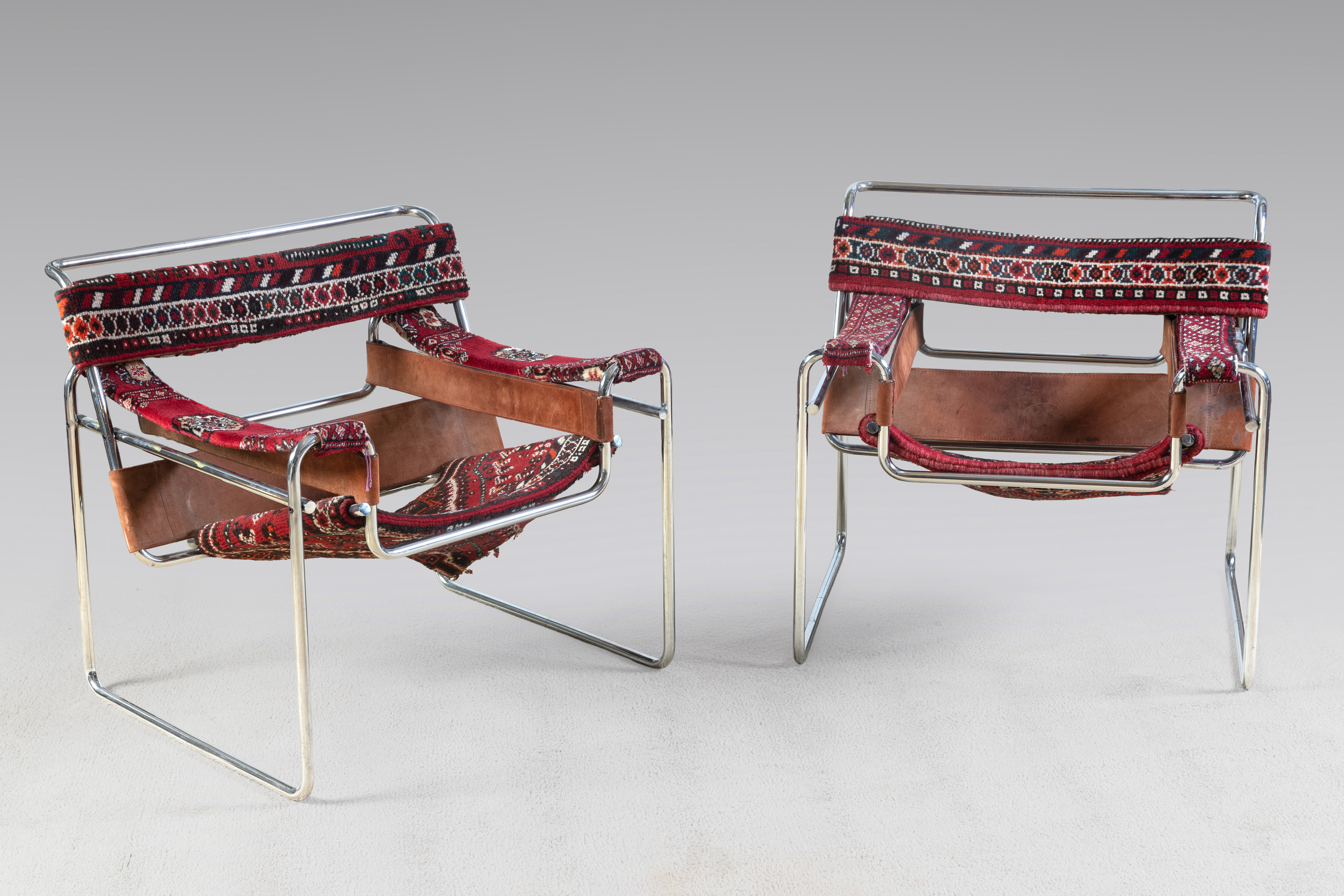  MARCEL BREUER (Pécs, Hungría, 1902–Basilea, Suiza, 1981)
“Silla Wassily (edición Gavina)”.(1926-1929)
Pareja de sillas modelo Wassily" Estructura tubular en acero, tapicería y correas de cuero, icono del movimiento Bauhaus. Primera edición producida por 