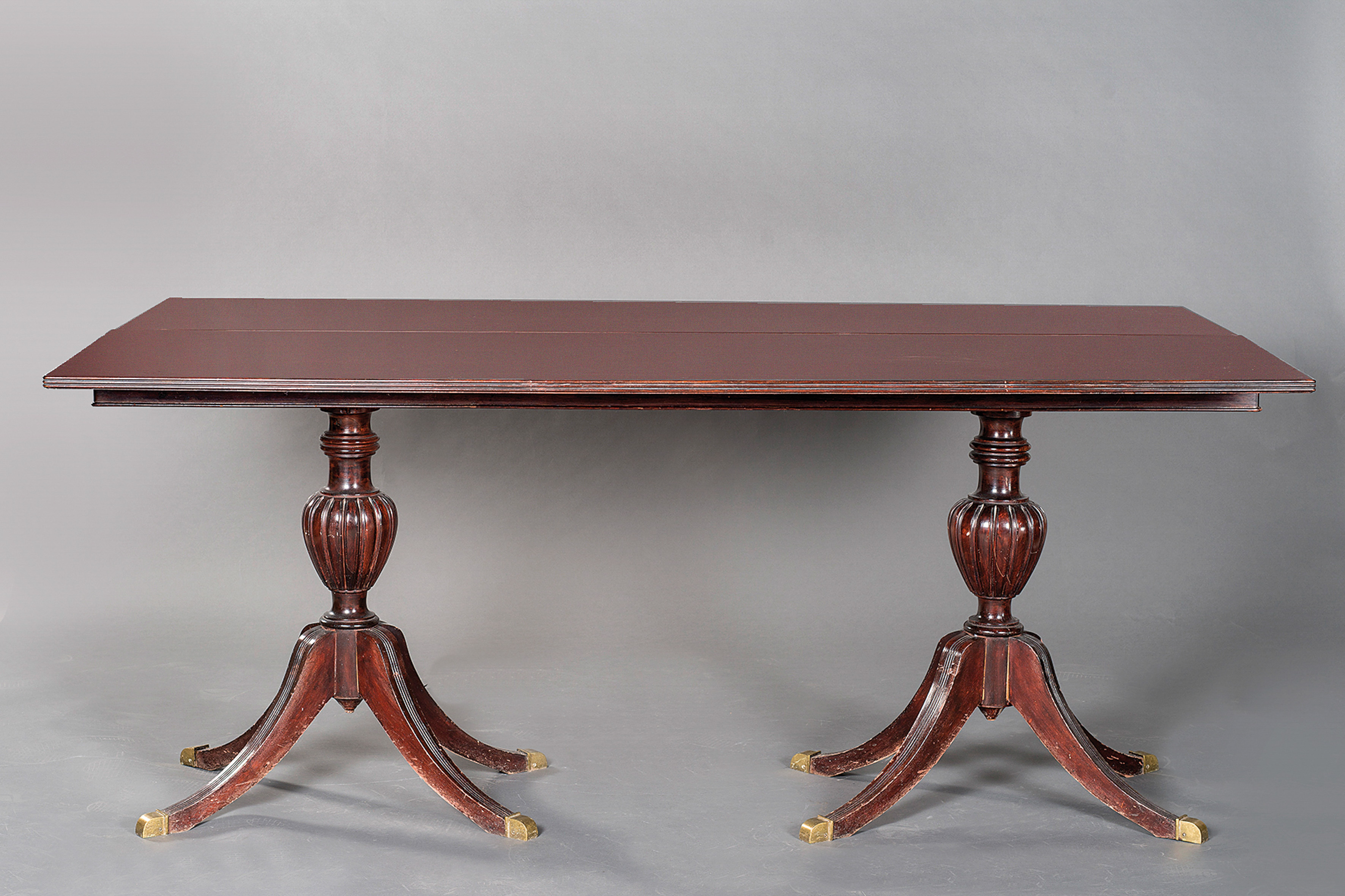 Mesa de comedor estilo inglés en madera patinada con patas de jarrón. Tapa abatible. 
C....
