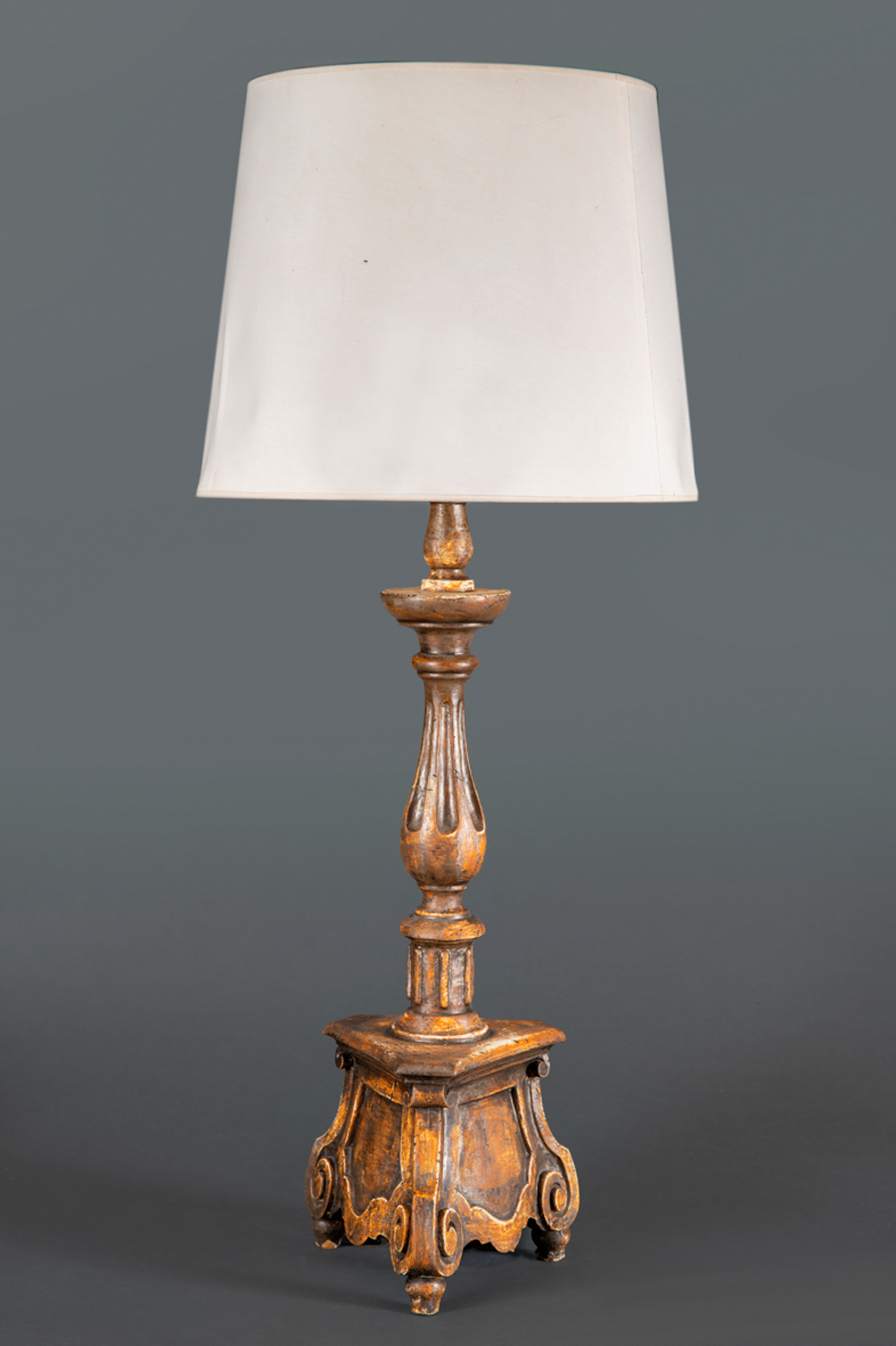 Candelero policromado, siguiendo modelos antiguos. Adapatado a lámpara de sobremesa. 
Altura: 80 cm.