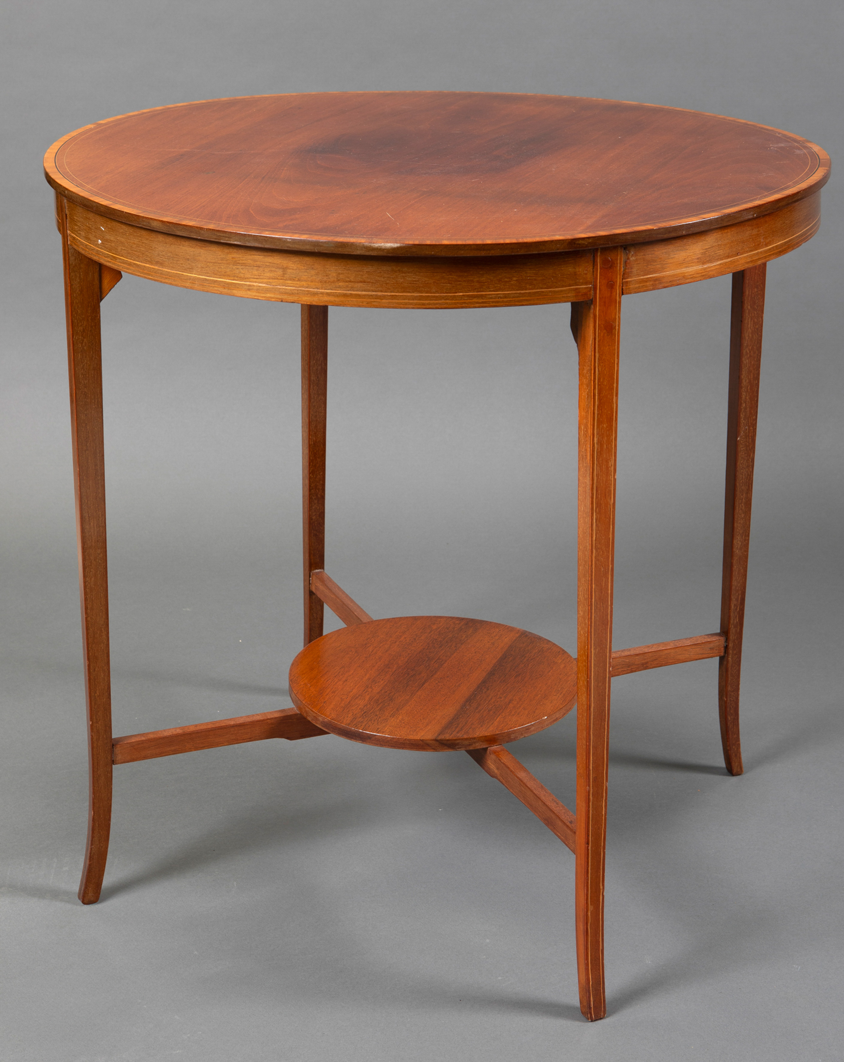 Mesa auxiliar de forma circular inglesa en madera rubia con perfil de palosanto. 
Medidas. 70 x 72...